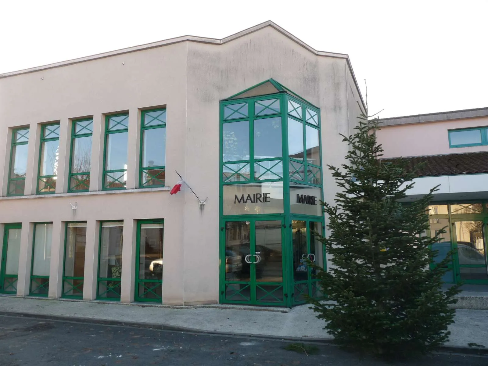 Photo showing: town hall of Chevanceaux, Charente-Maritime, SW France