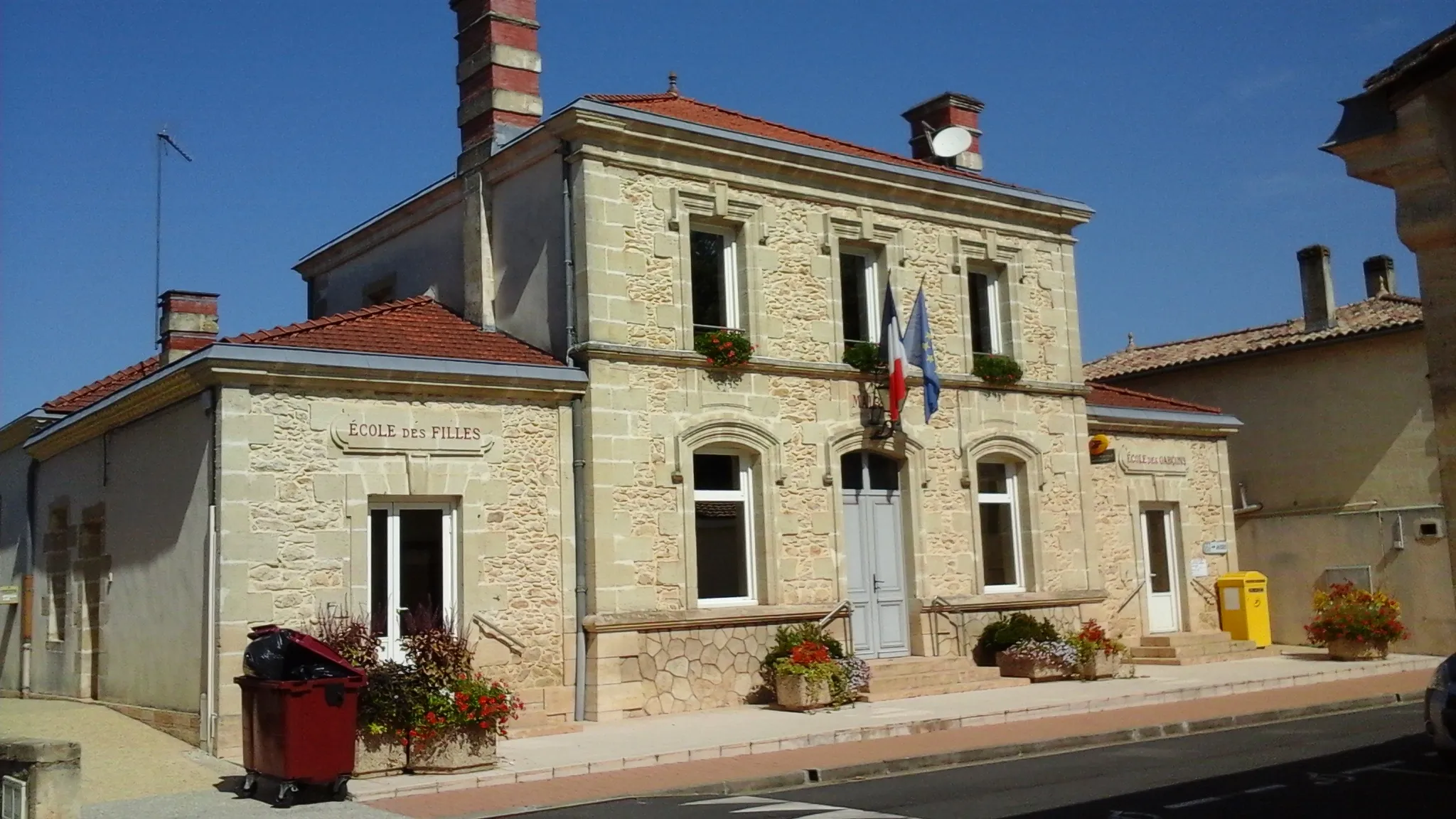 Photo showing: Town hall of Pujols-sur-Ciron.  Summer 2018.
