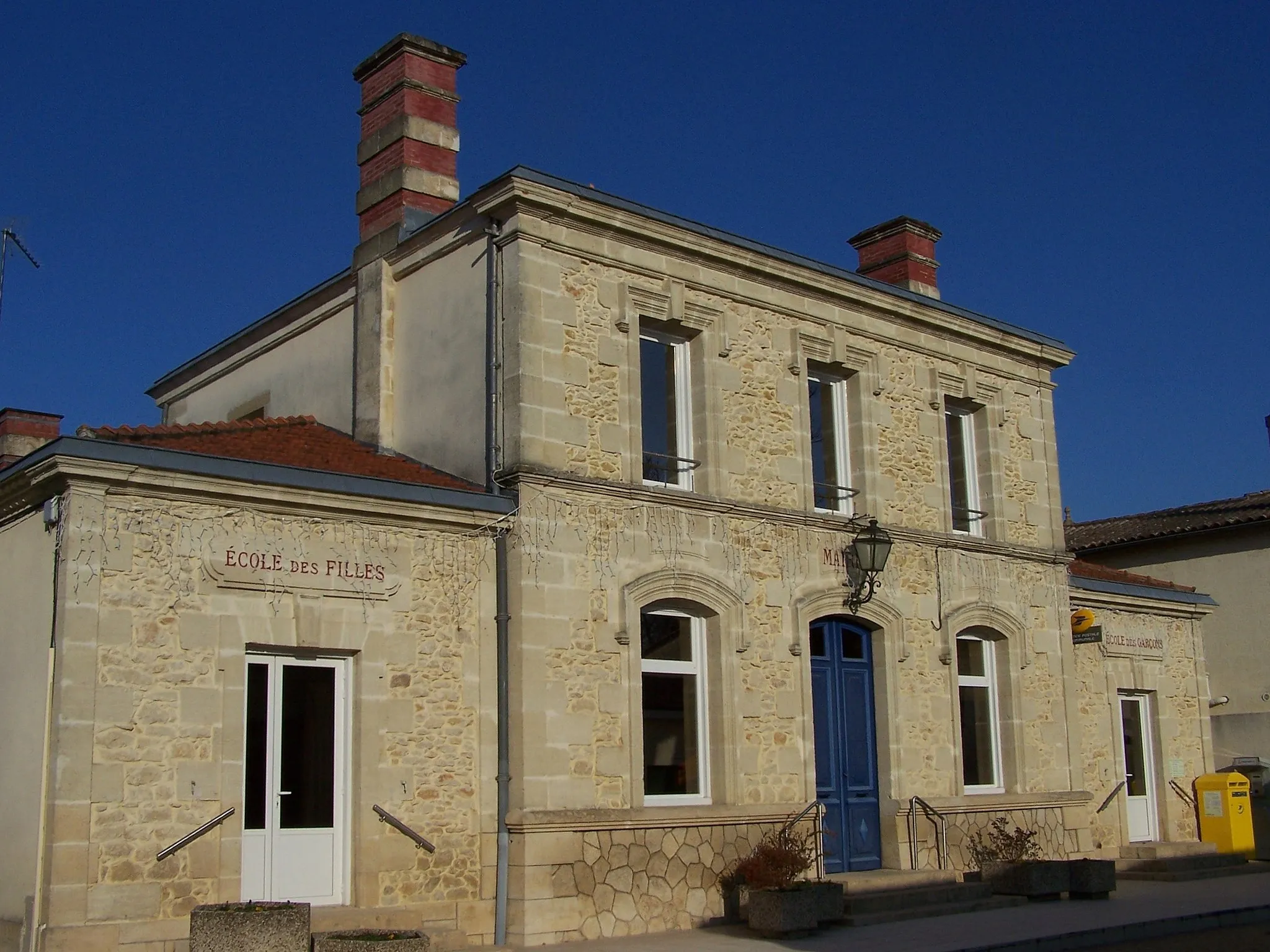 Photo showing: Town hall of Pujols-sur-Ciron (Gironde, France)}
Italiano: Municipio di Pujols-sur-Ciron (Gironde, France)}