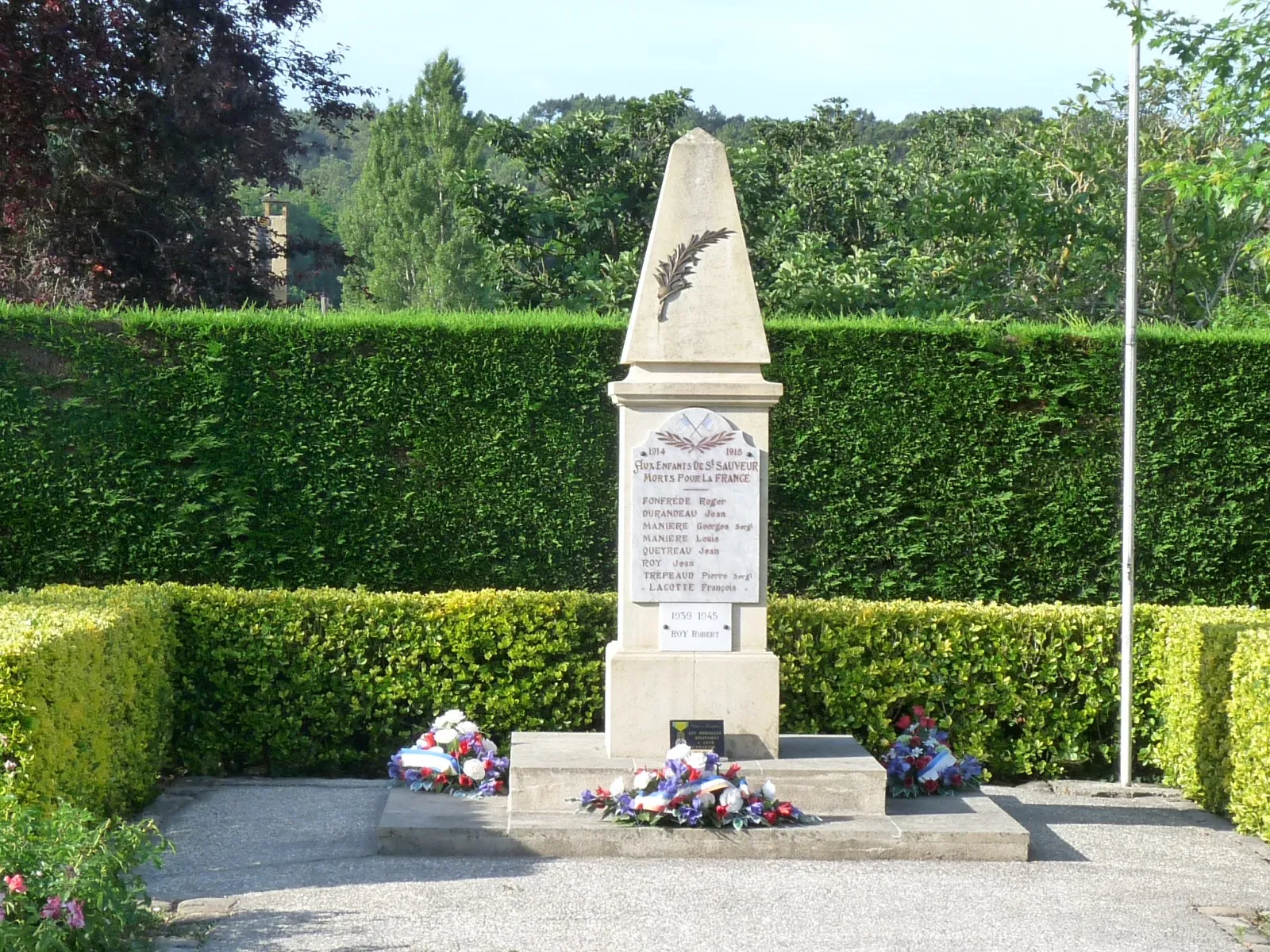 Photo showing: Monument aux morts, St-Sauveur-de-Puynormand, Gironde, France