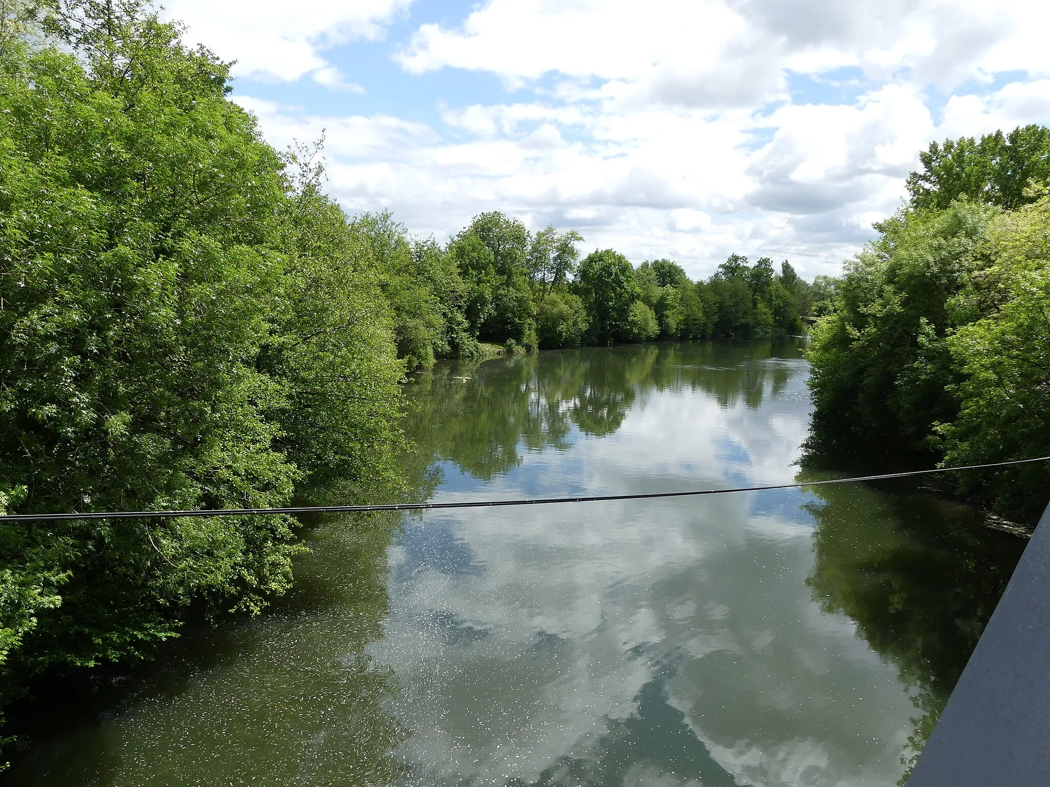 Photo showing: L'Isle en amont du pont de la route départementale 121, entre Saint-Antoine-sur-l'Isle (Gironde, à gauche) et Moulin-Neuf (Dordogne, à droite), France.