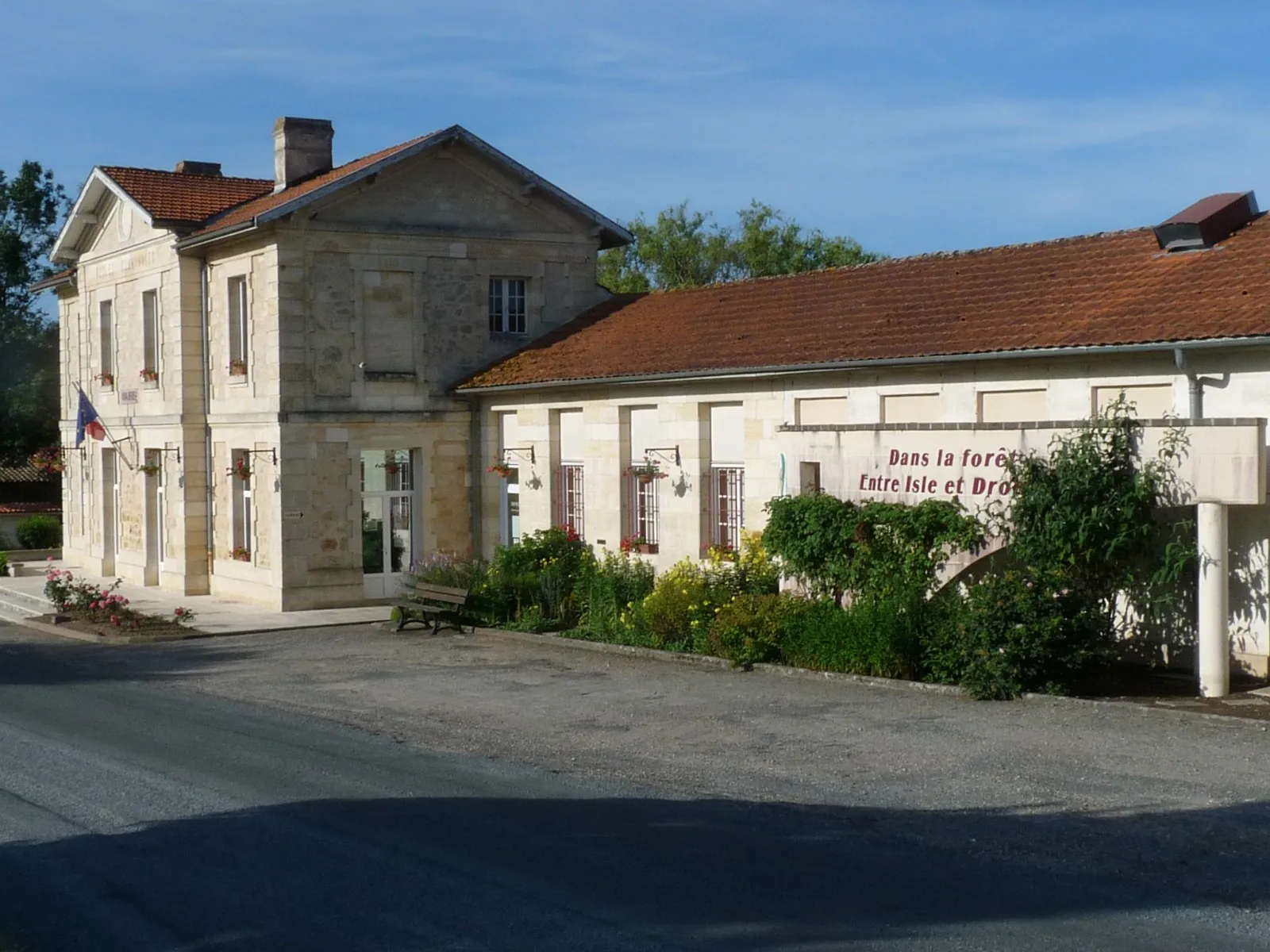 Photo showing: Mairie et salle communale du Fieu, Gironde, France