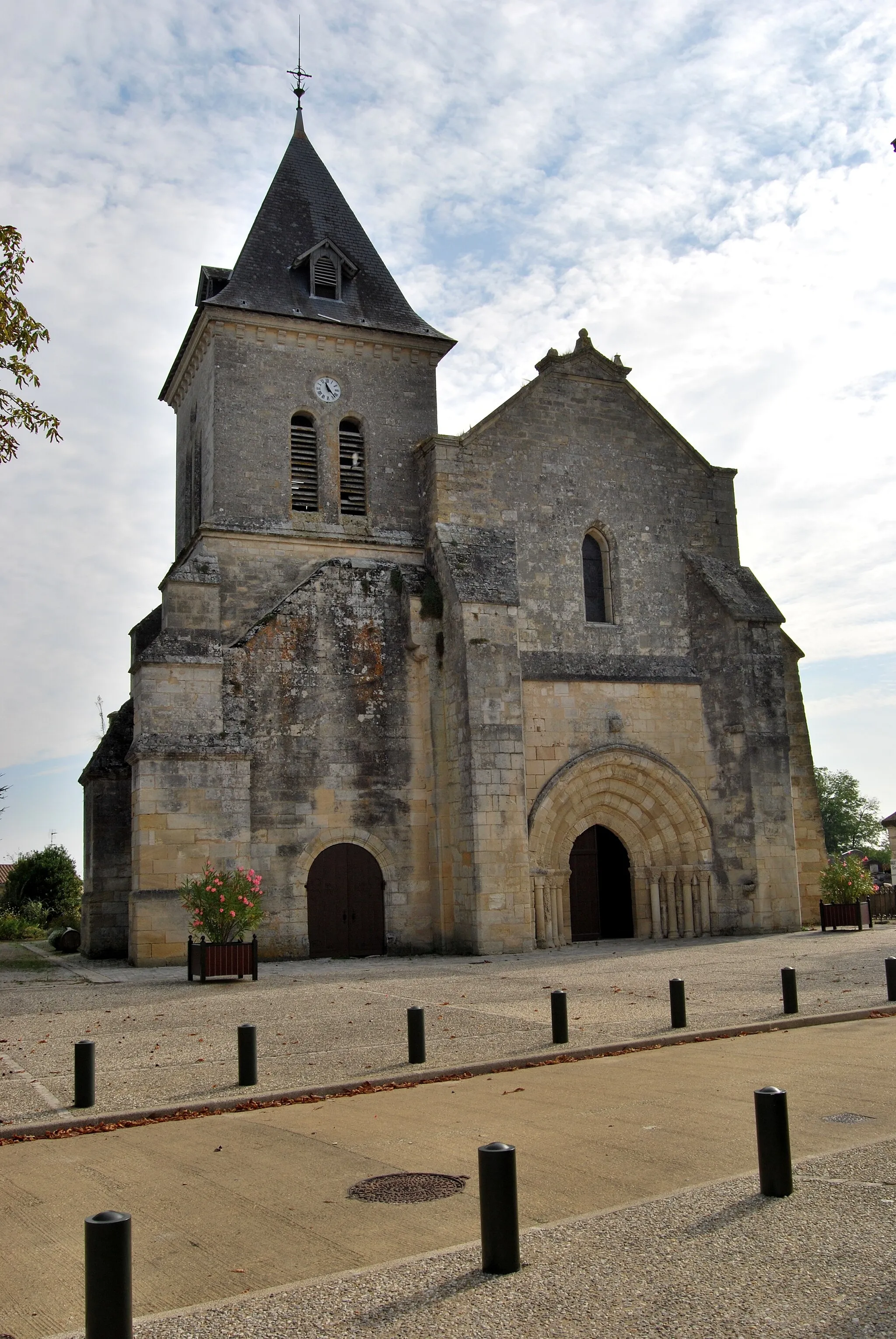 Photo showing: This building is indexed in the base Mérimée, a database of architectural heritage maintained by the French Ministry of Culture, under the reference PA00083862 .