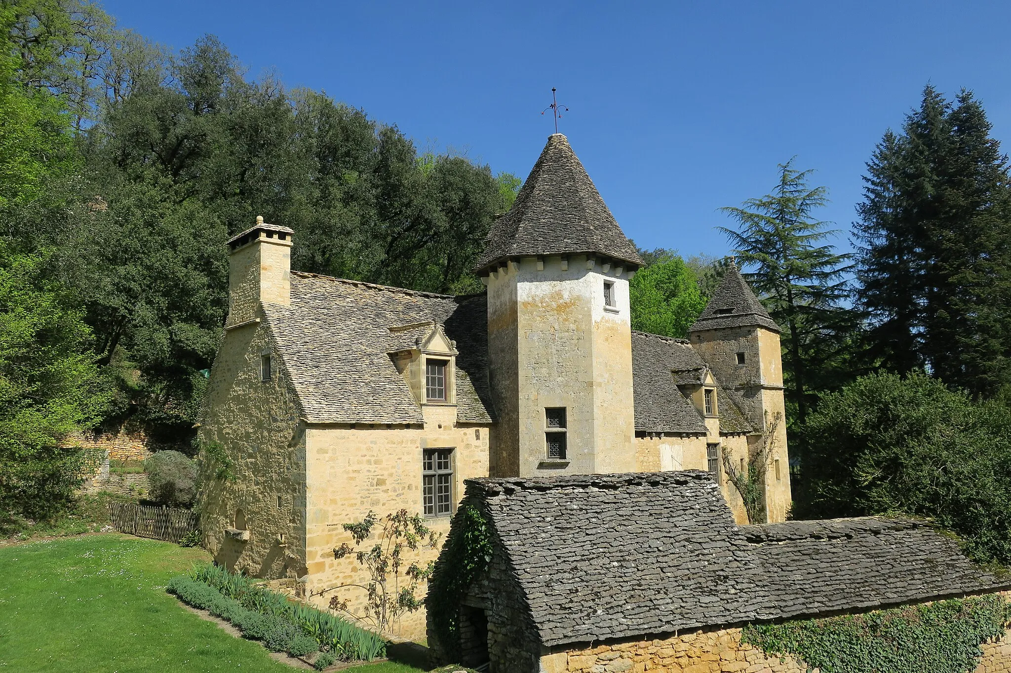 Photo showing: This building is indexed in the base Mérimée, a database of architectural heritage maintained by the French Ministry of Culture, under the reference PA00082814 .