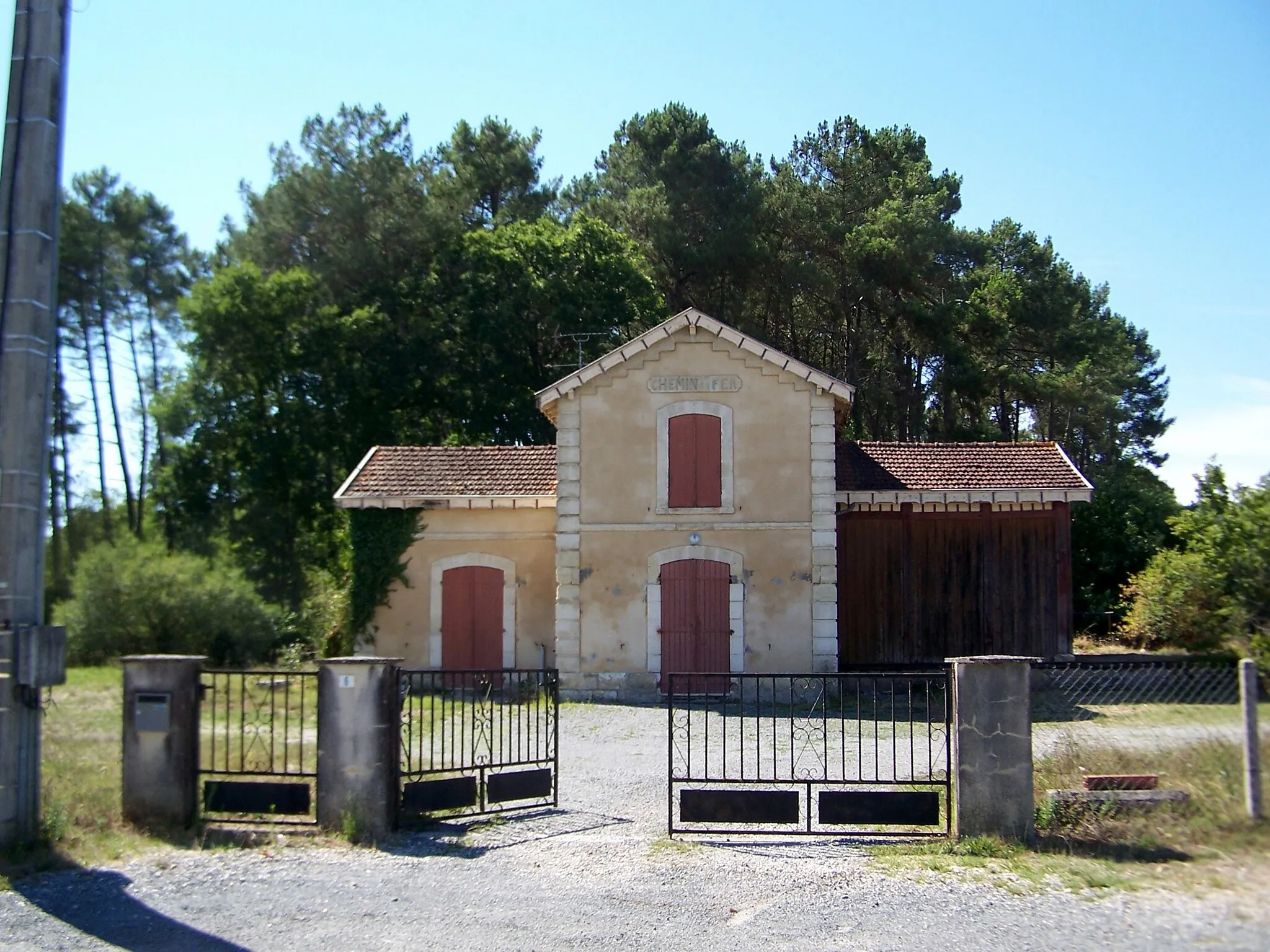 Photo showing: Ancient train station of Cabanac in Cabanac-et-Villagrains (Gironde, France)