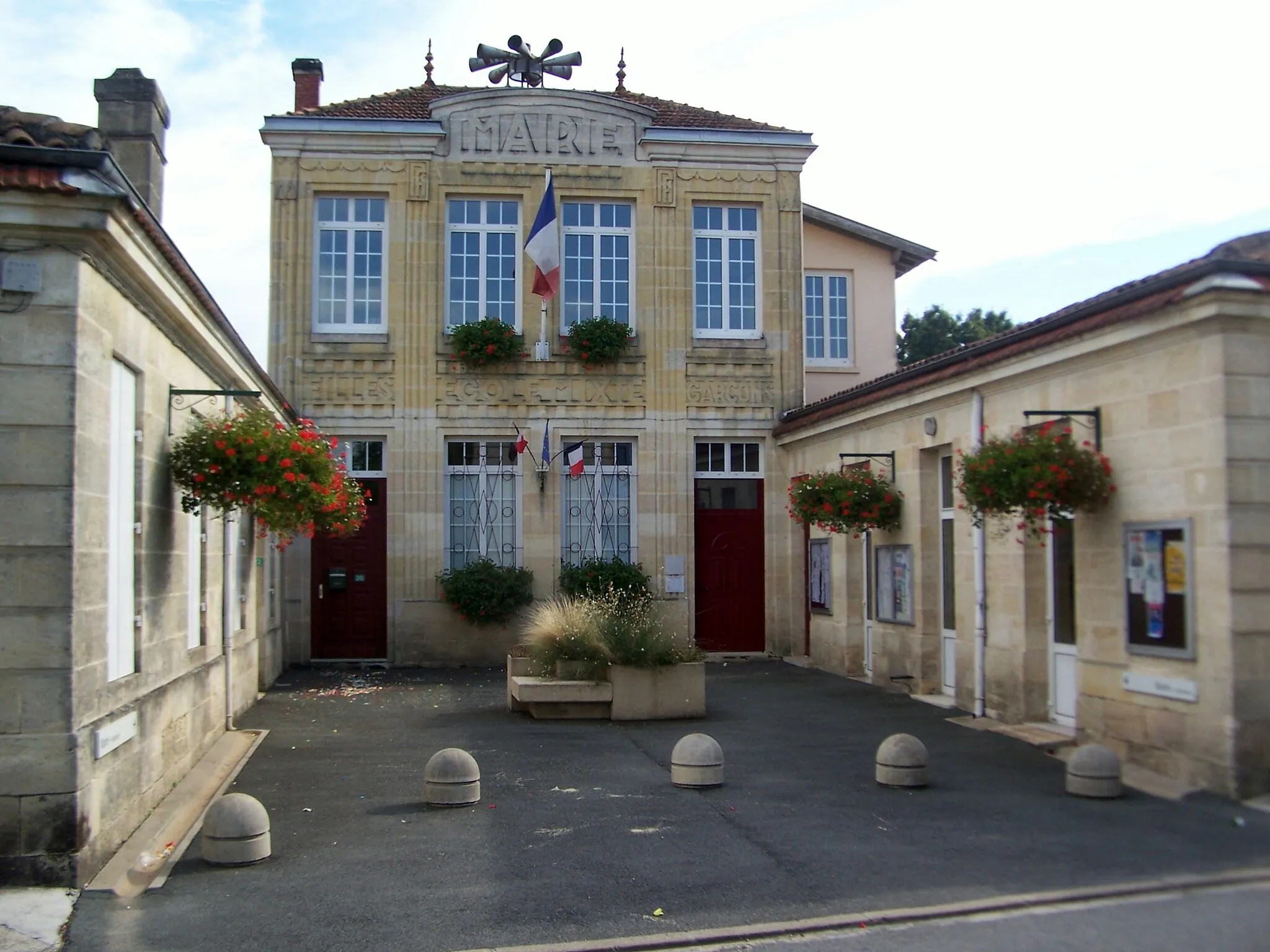 Photo showing: Town hall of Ayguemorte-les-Graves (Gironde, France)