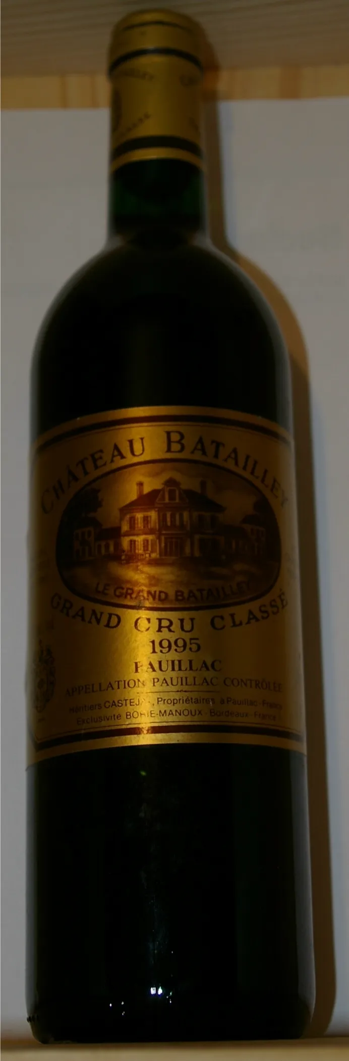 Photo showing: Wine bottle from Château Batailley, Medoc, France, vintage 1995; own bottle; own photograph taken January 16, 2006; author:BerndB; GNU free licence; mailto:cassandros@cityweb.de;