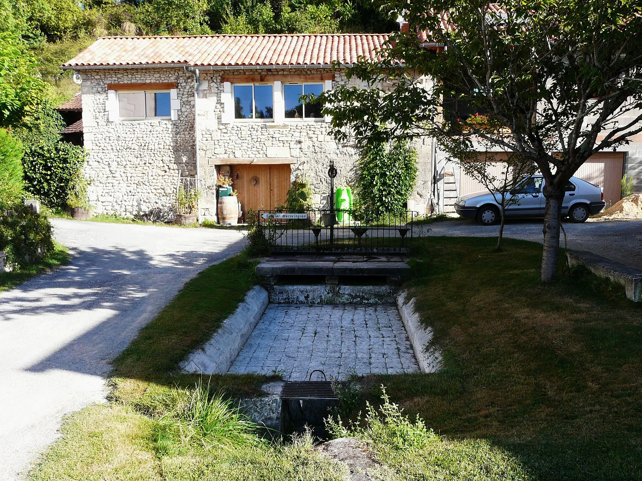 Photo showing: Source de la Font-de-l'Auche à sec en été, Mensignac, Dordogne, France