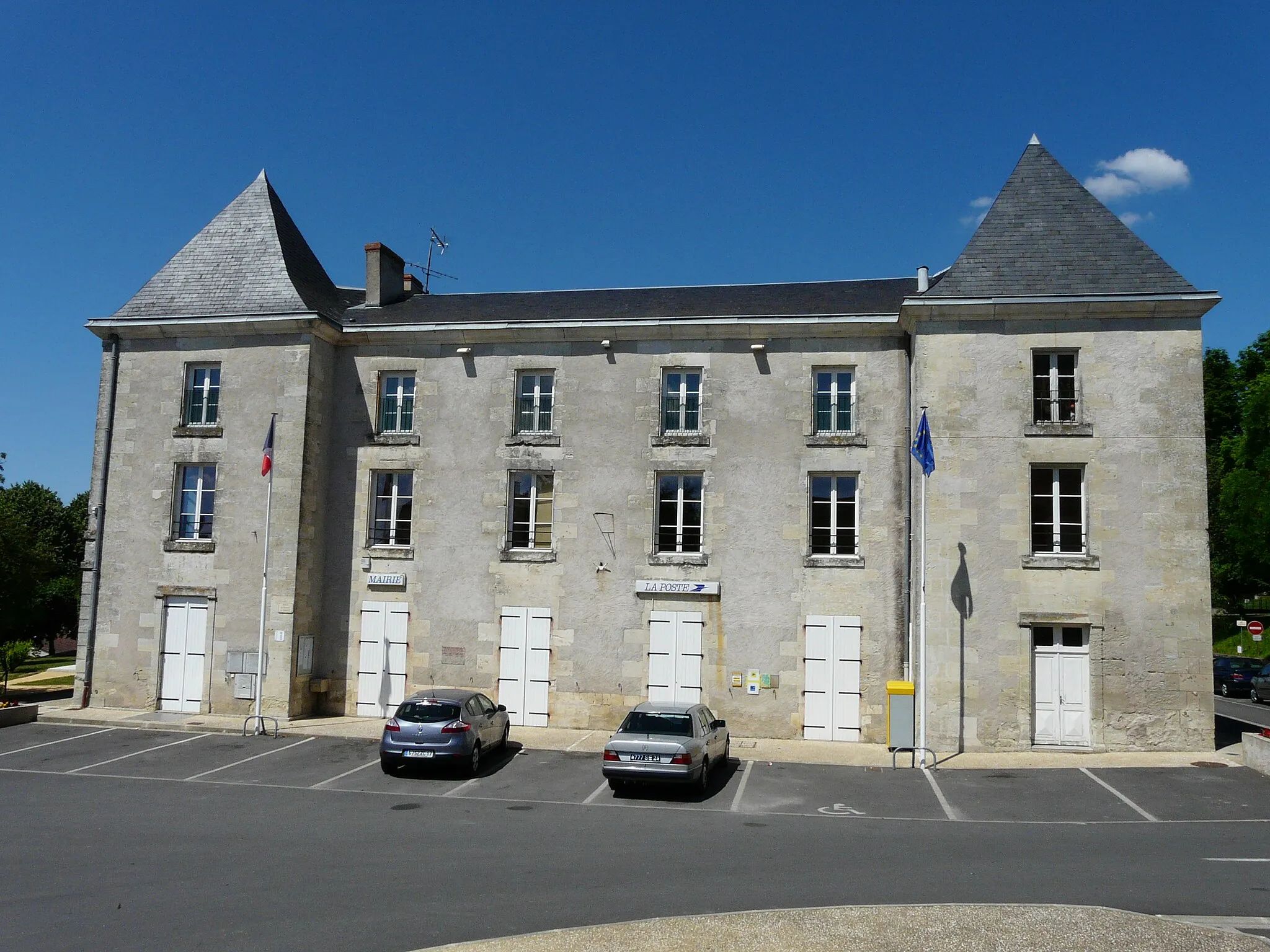 Photo showing: La façade sud-est de la mairie de Mensignac (château de Mensignac), Dordogne, France