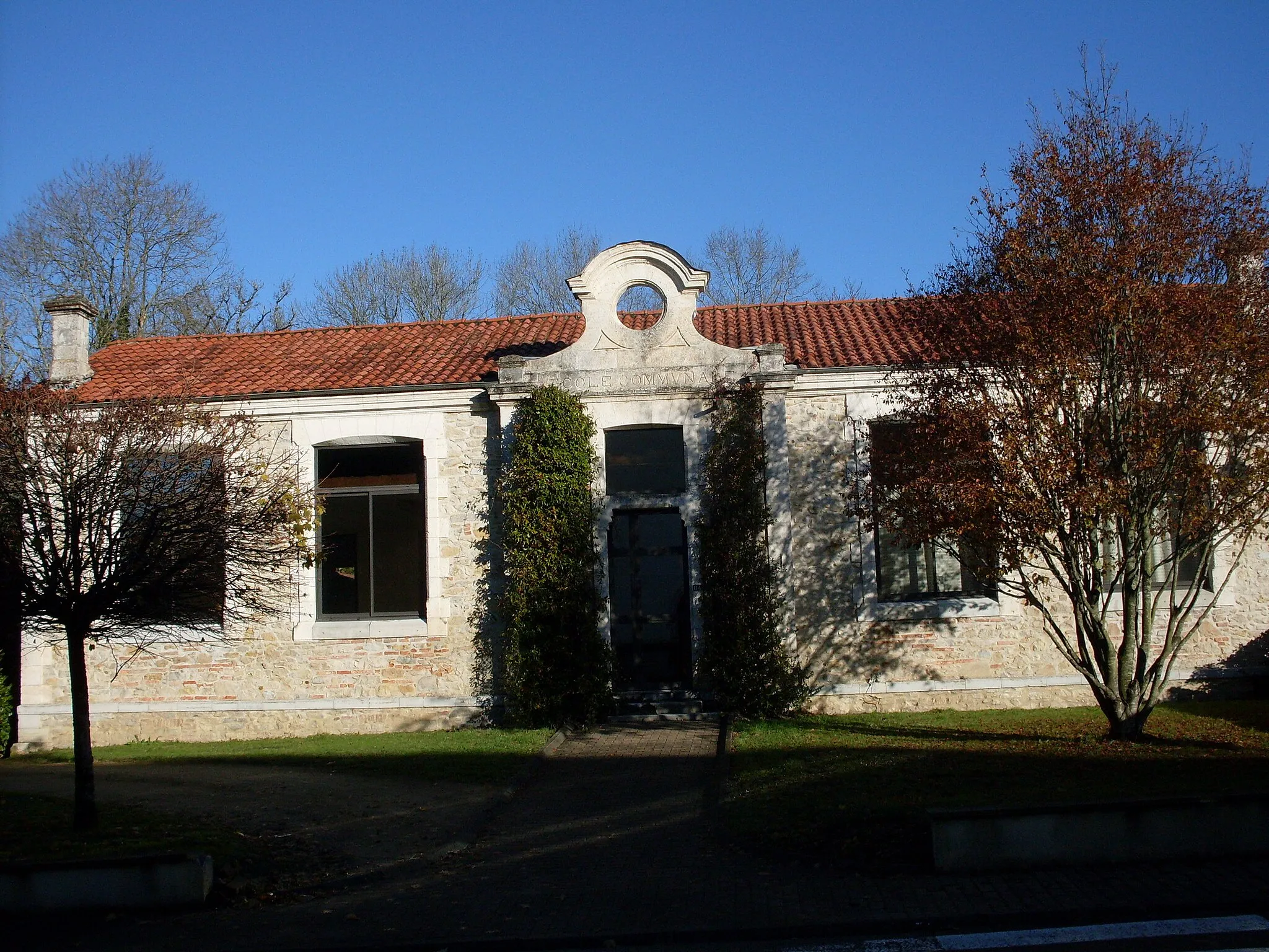 Photo showing: Saint-Lon-les-Mines, maison en face de l'église, autrefois école de garçons, actuellement bibliothèque communale.