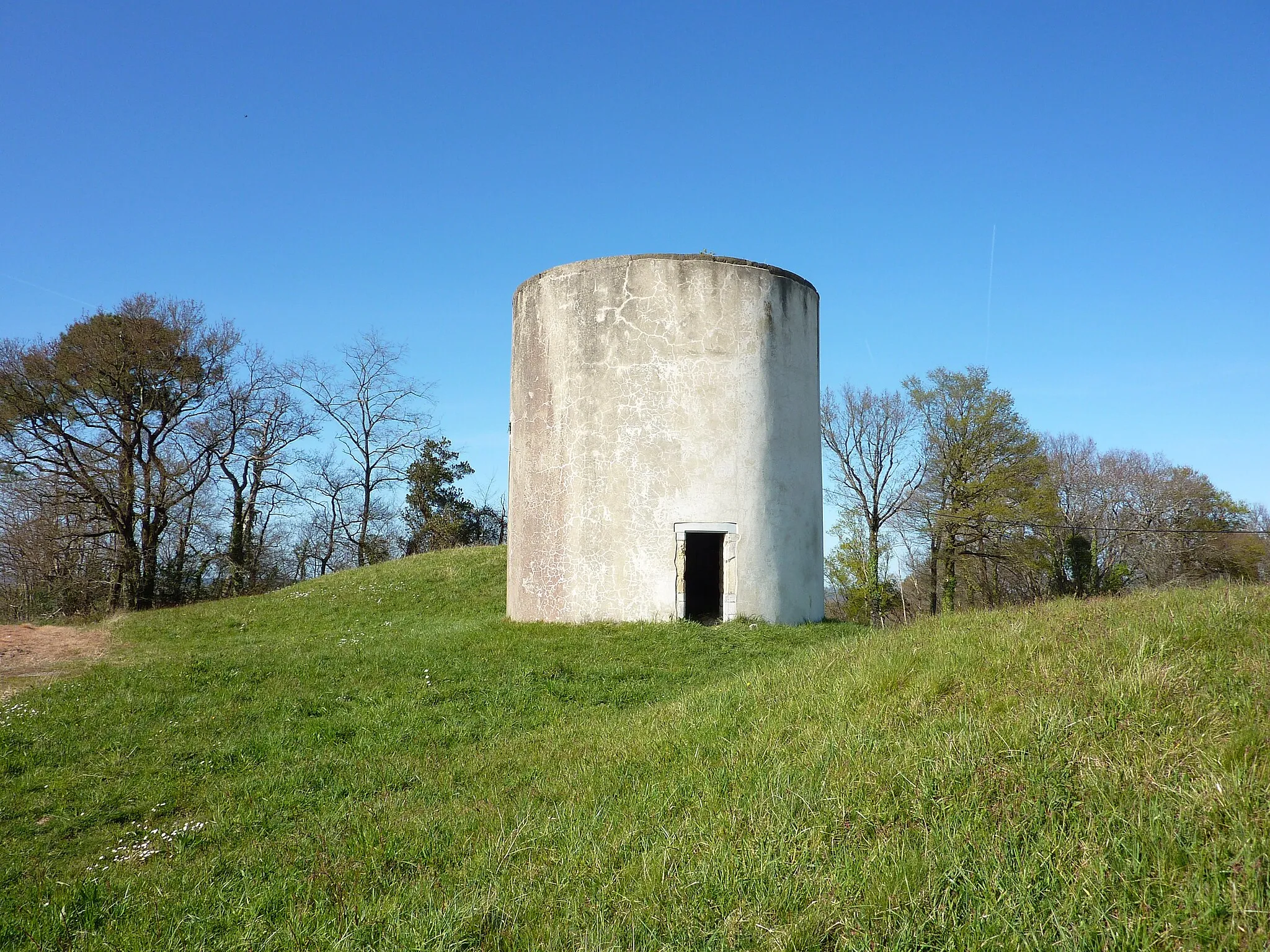 Photo showing: Ruines de moulin à vent de Bénesse Les Dax, point culminant du village