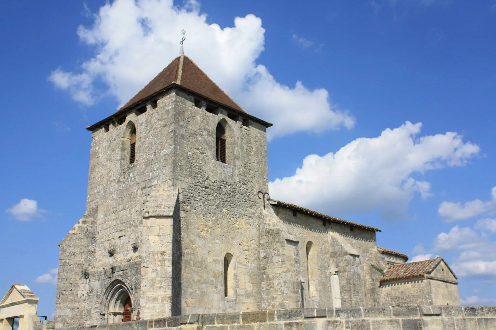 Photo showing: This building is indexed in the base Mérimée, a database of architectural heritage maintained by the French Ministry of Culture, under the reference PA00083851 .