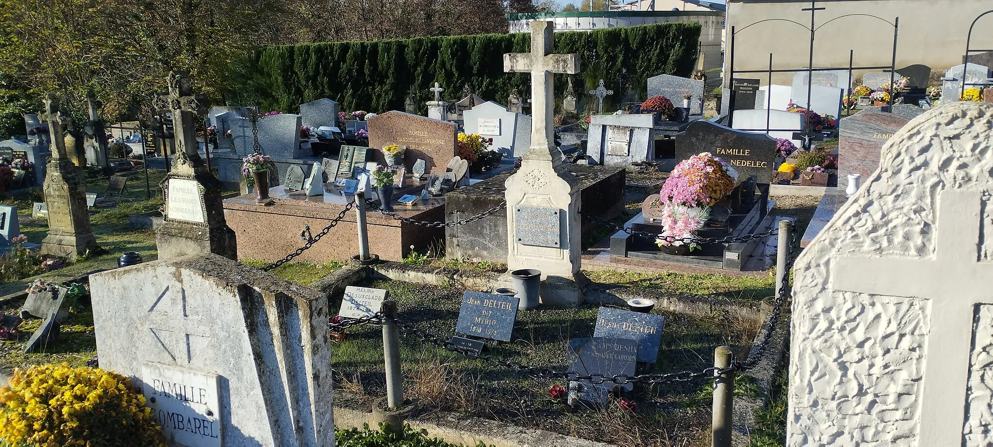 Photo showing: Vue générale de la tombe de Desha et Myrio dans le cimetière de Creysse (Dordogne, France) près de Bergerac