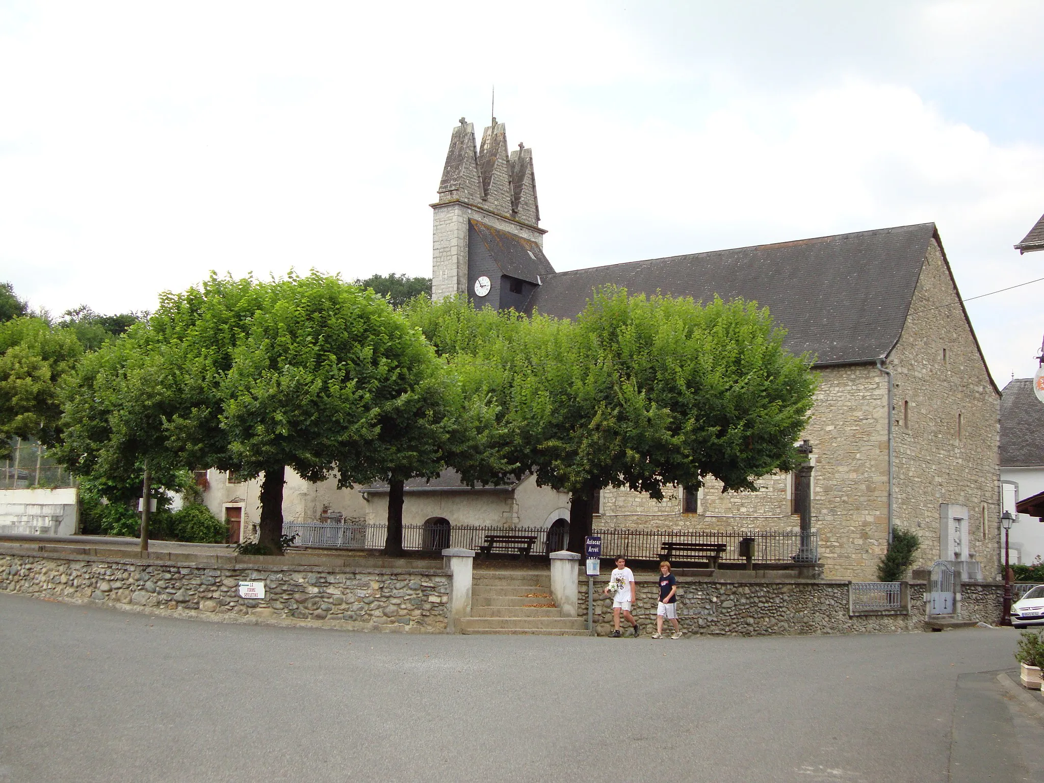 Photo showing: Viodos (Viodos-Abense-de-Bas, Pyr-Atl, Fr) village square with Viodos trinitarian church