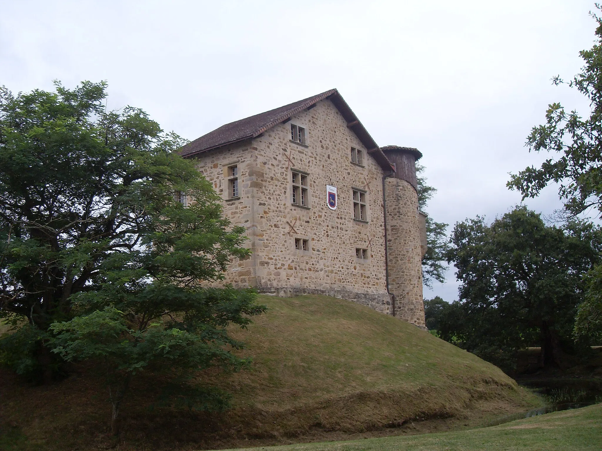 Photo showing: Château de Camou motte, fossé, basse cour