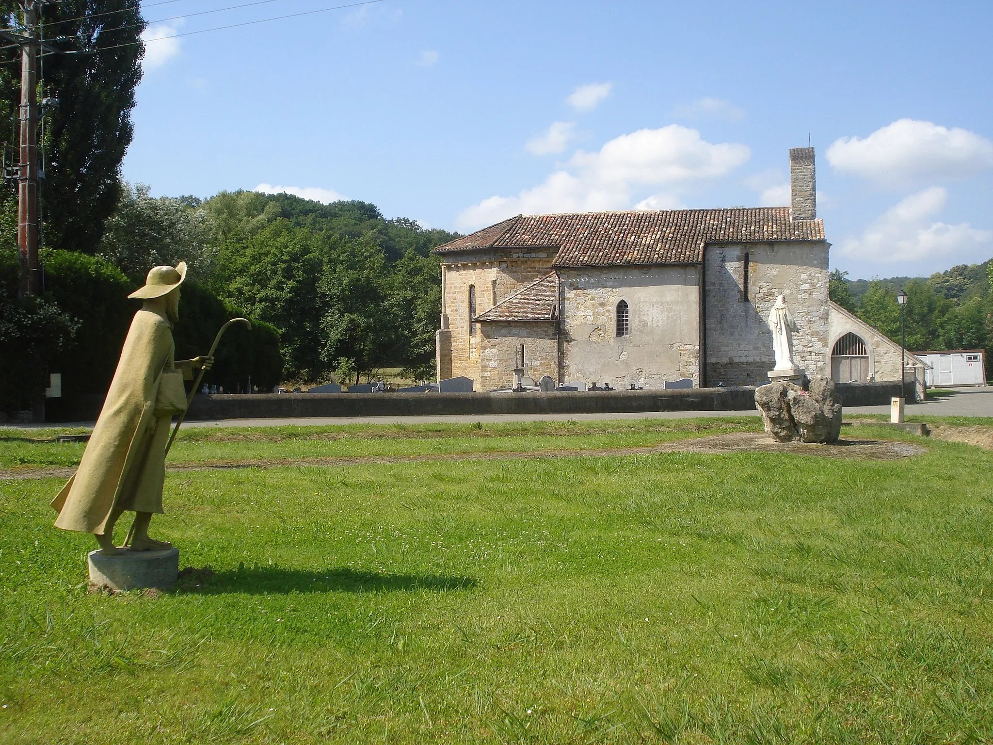 Photo showing: L'Hôpital-d'Orion (Pyr-Atl, Fr) church and statue of a pilgrim