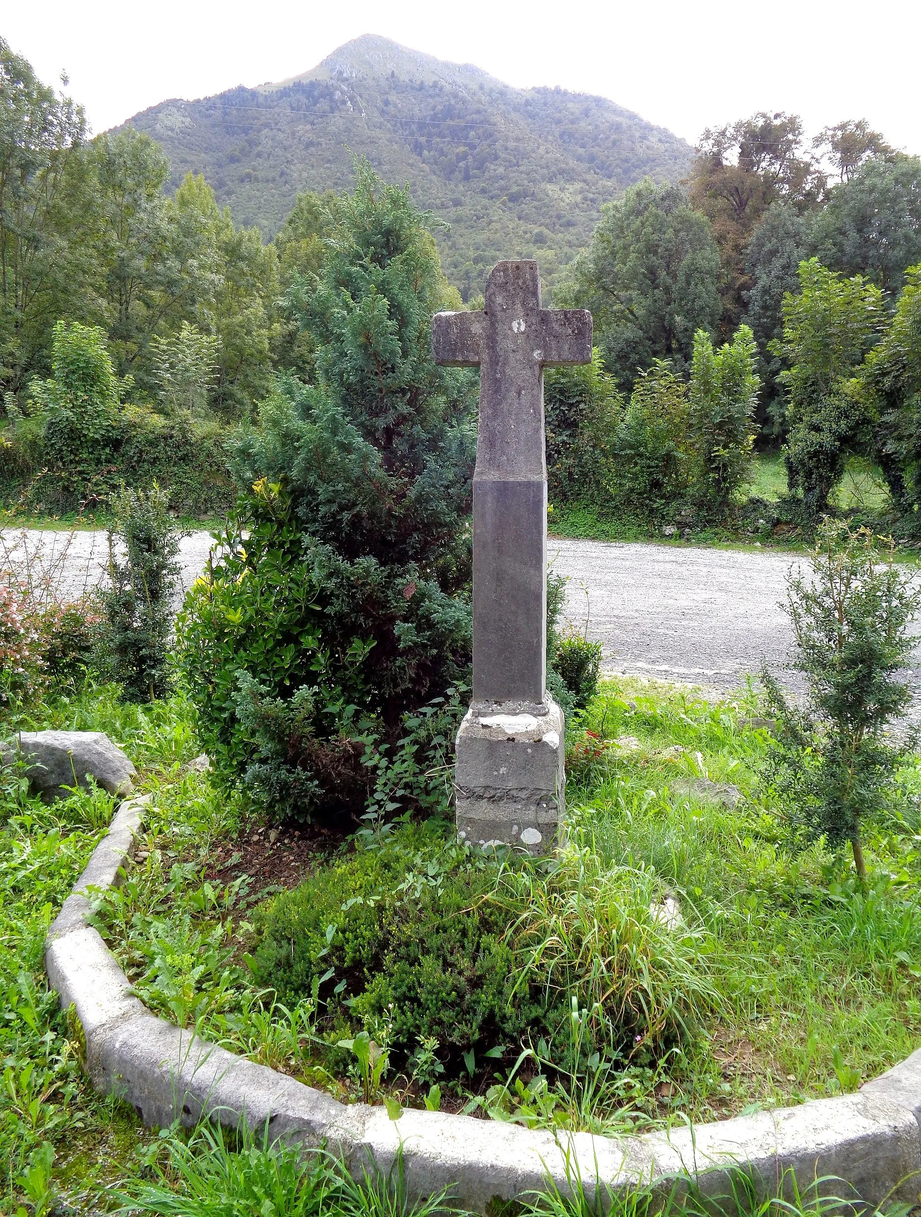 Photo showing: Croix en pierre, rue Pasteur, Louvie-Juzon, Pyrénées-Atlantiques