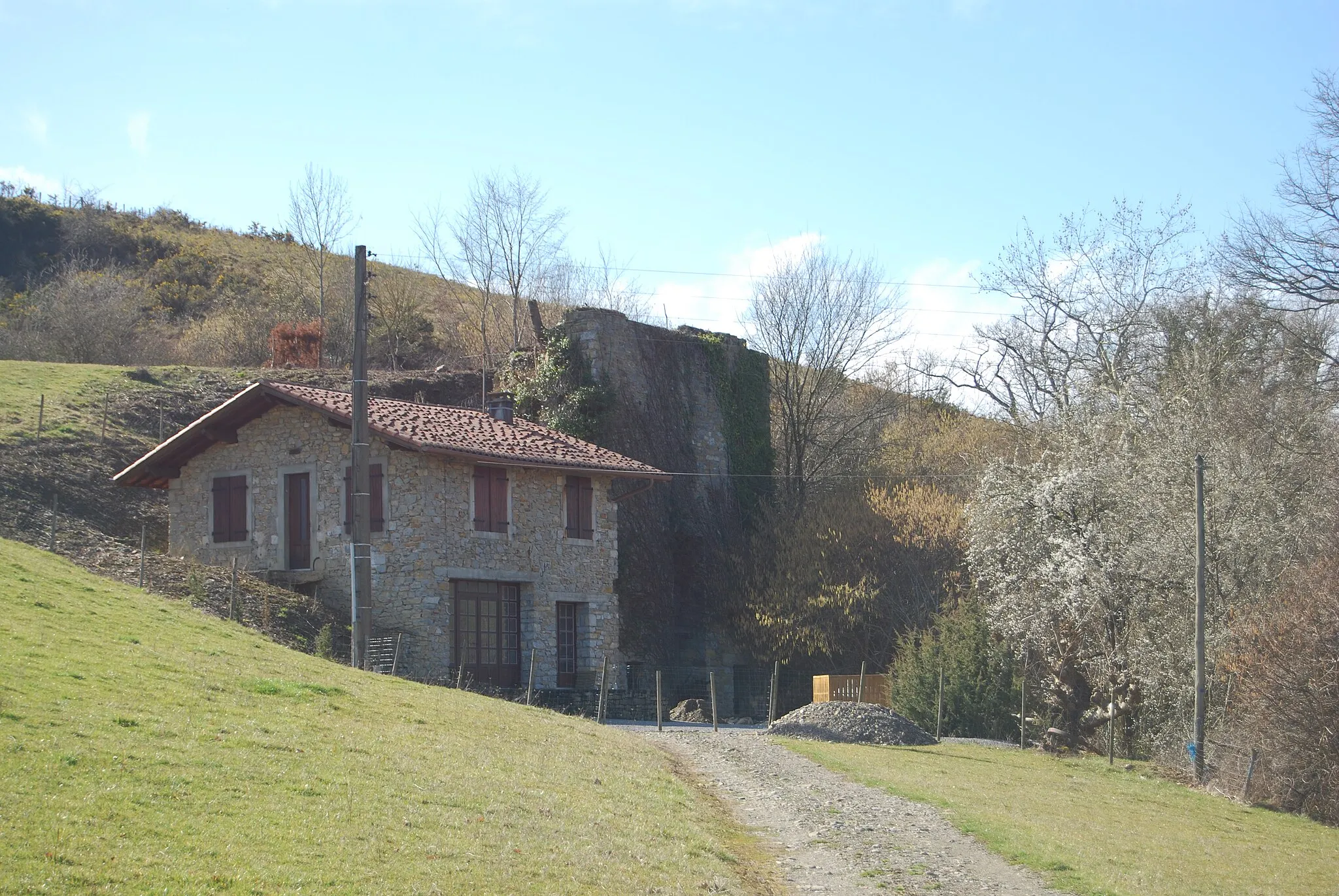 Photo showing: Four à chaux et maison à Ossès.