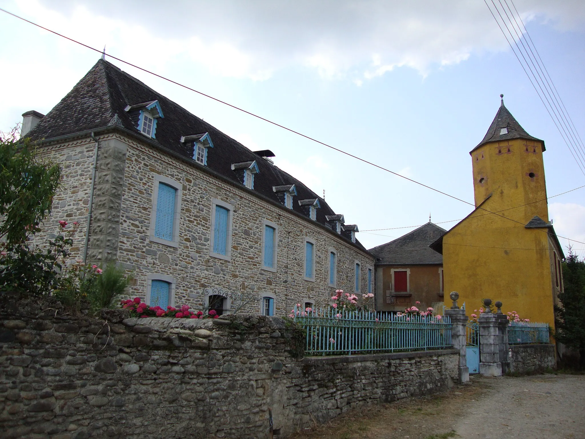 Photo showing: Poey d'Oloron (Pyr-Atl, Fr) farmhouse with dovecote tower