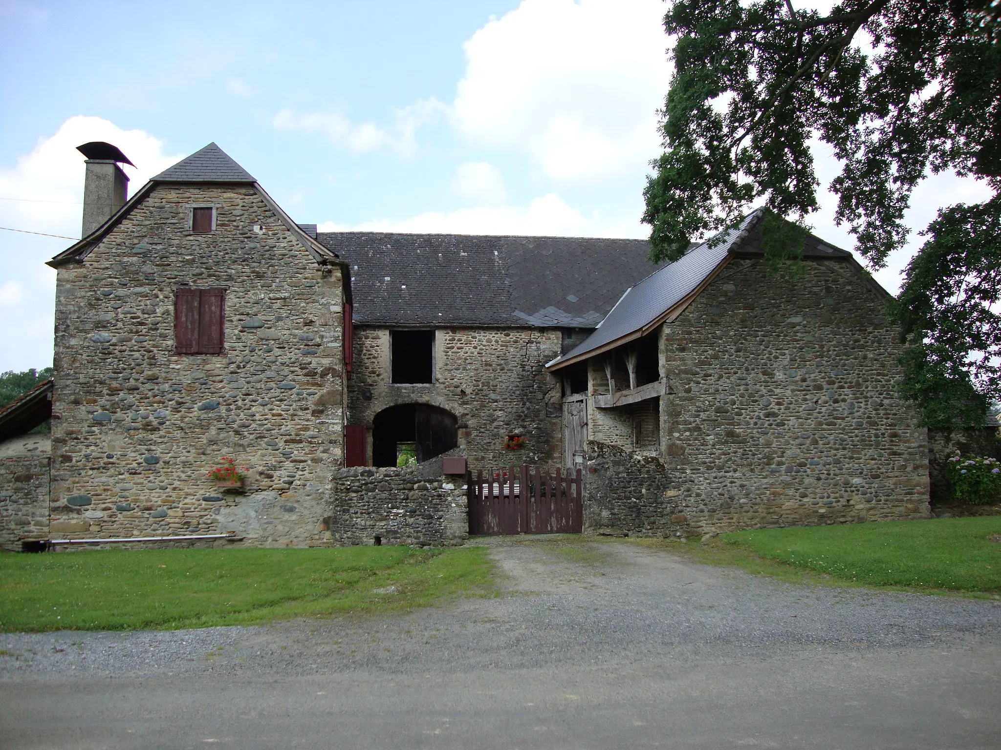 Photo showing: Poey d'Oloron (Pyr-Atl, Fr) farmhouse with walls built of river stones