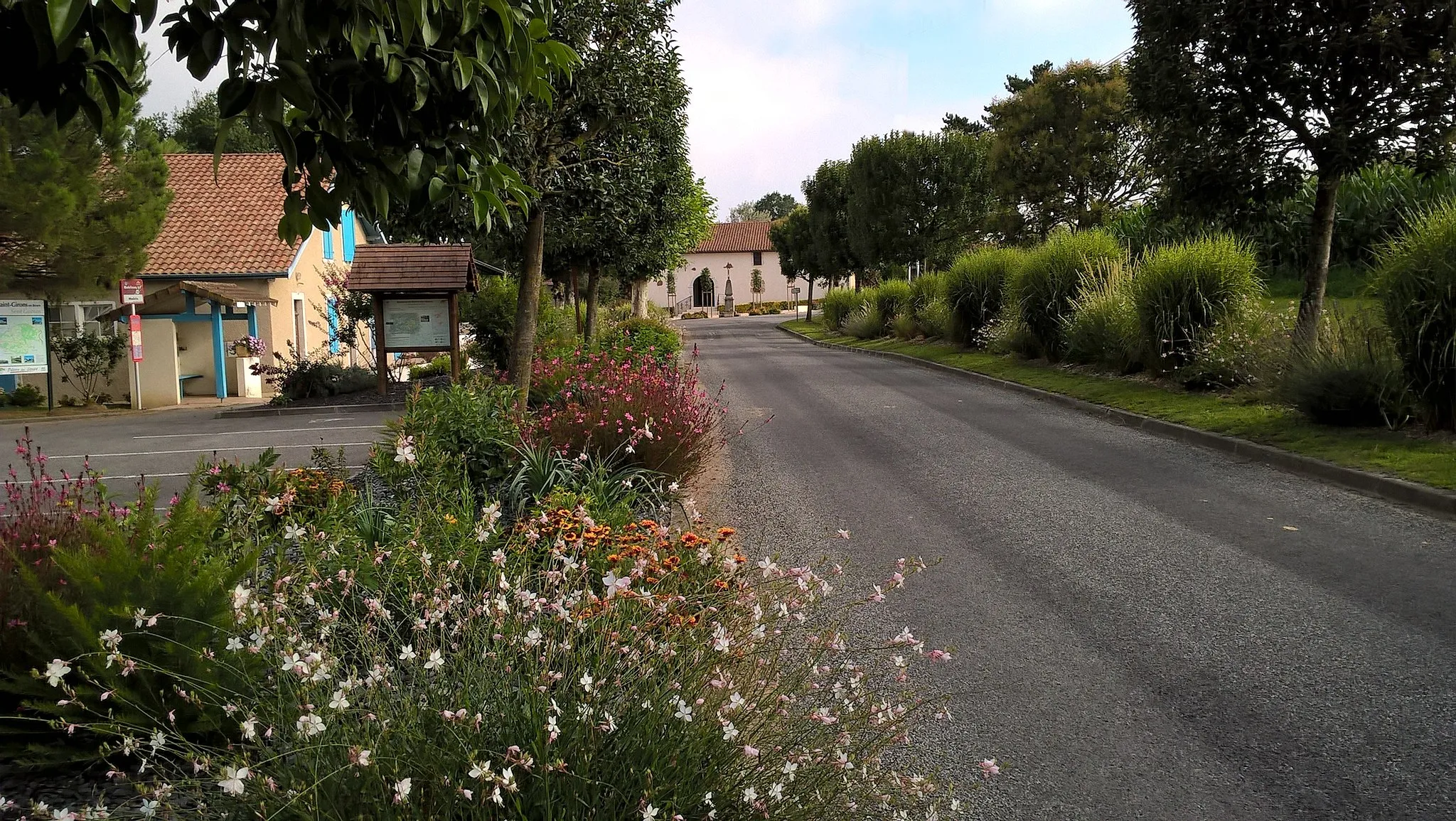 Photo showing: Bourg St-Girons en Béarn place mairie