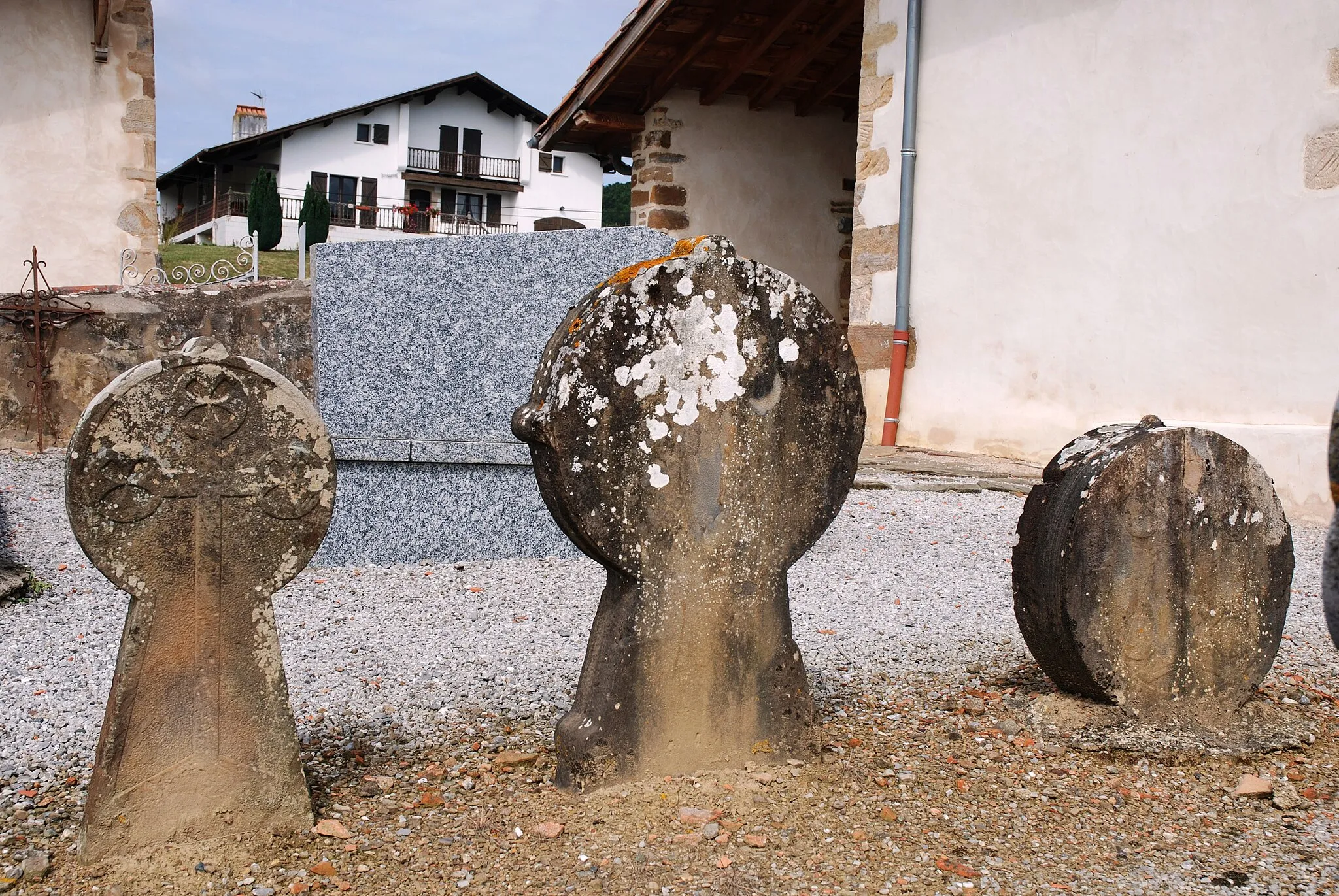 Photo showing: Stèles discoïdales dans le cimetière de Succos
