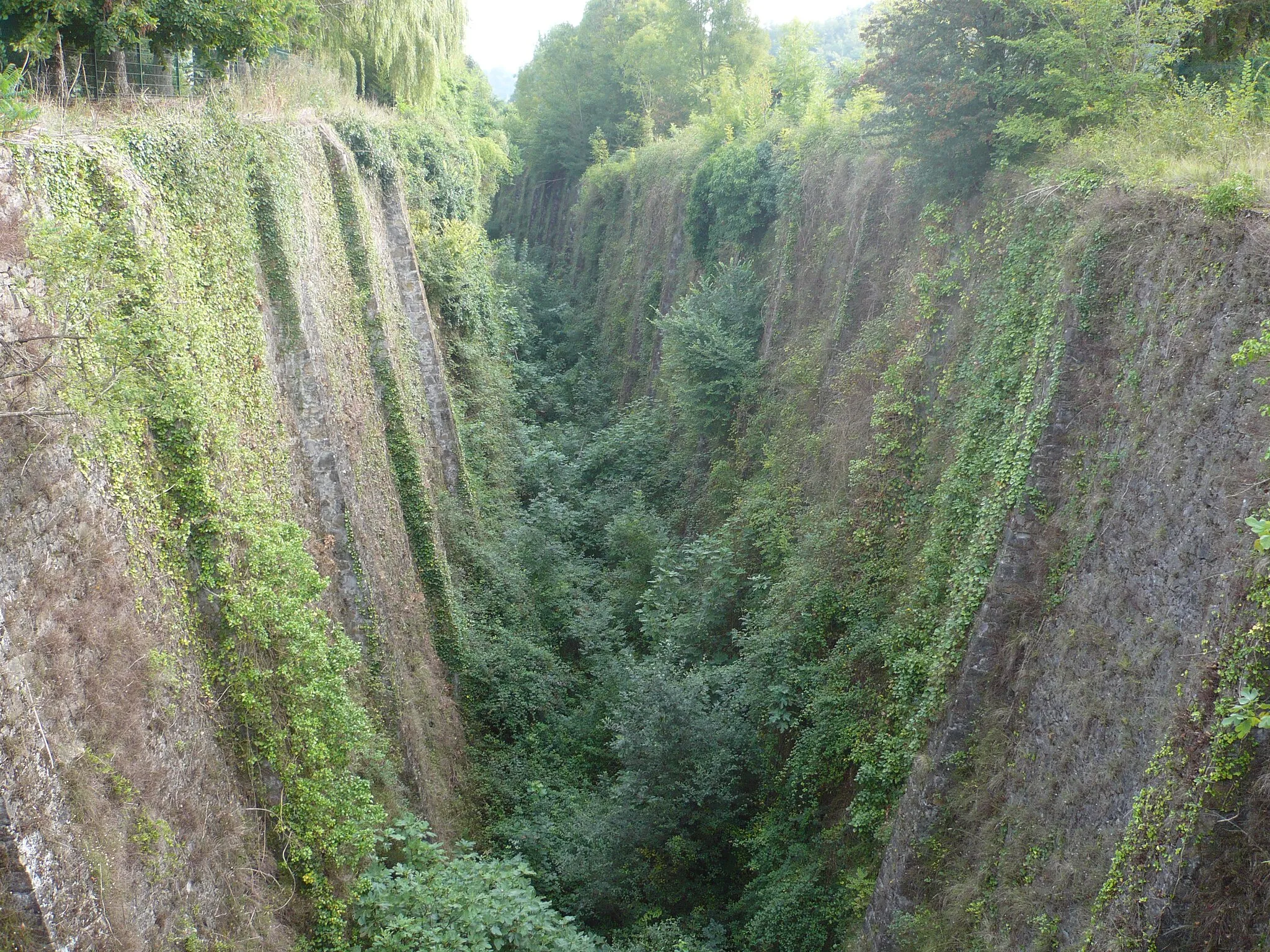 Photo showing: Trench made for the Pujòu-Donapaleu (fr Puyoô-Saint-Palais) train, Arboti (fr Arbouet), Lower Navarre, Basque Country; taken northwards.