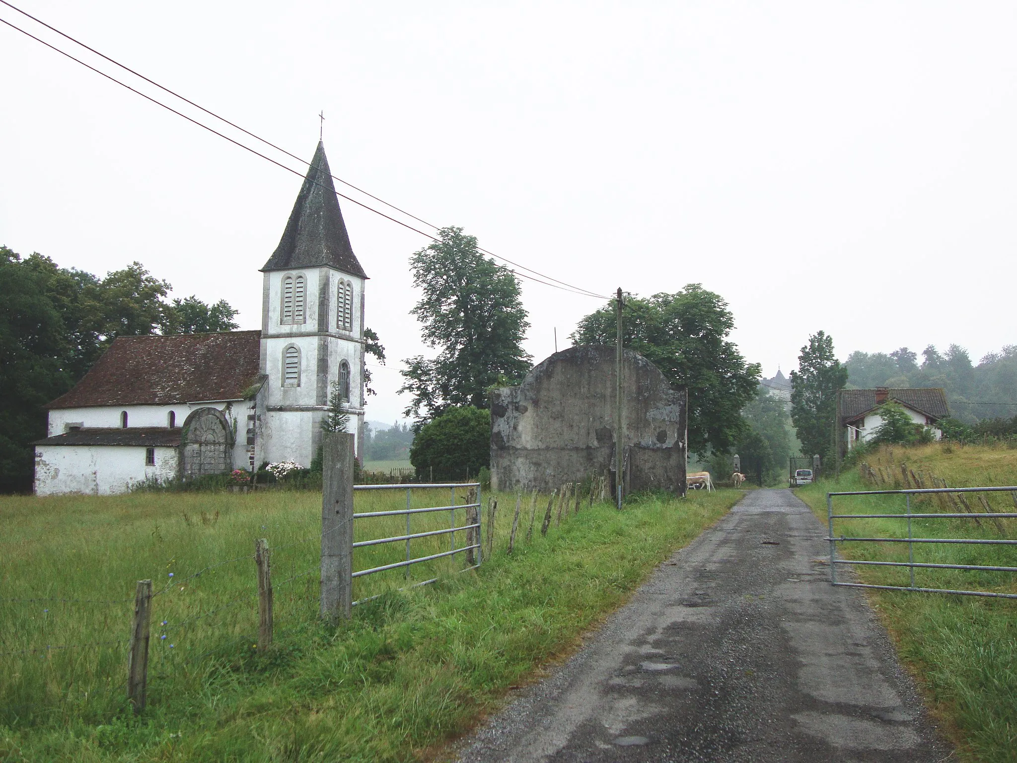 Photo showing: Ithorots (Aroue-Ithorots-Olhaïbe, Pyr-Atl,Fr) view of the village, with church and pelota court, in the background a glimpse of the castle.