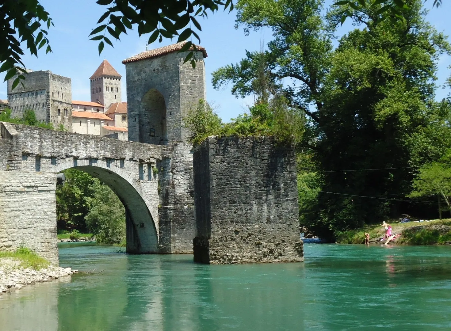 Photo showing: View up to Medieval village of Sauveterre de Bearn with the Pont de la Legende (foreground).  Behind this is Tour Monreal and on the remparts is the 12C church St Andre.