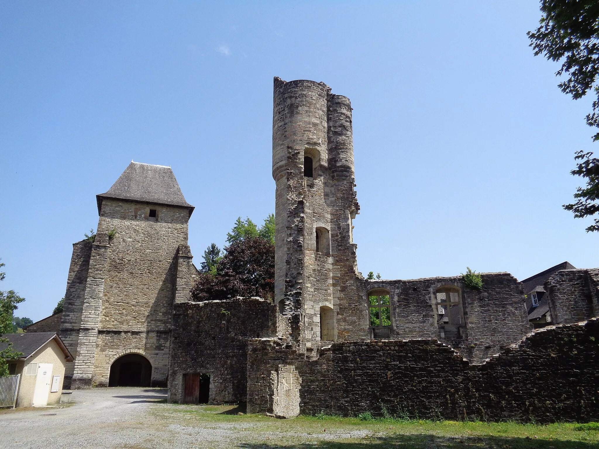Photo showing: Eglise saint-Vincent et château de Lucq de Béarn
