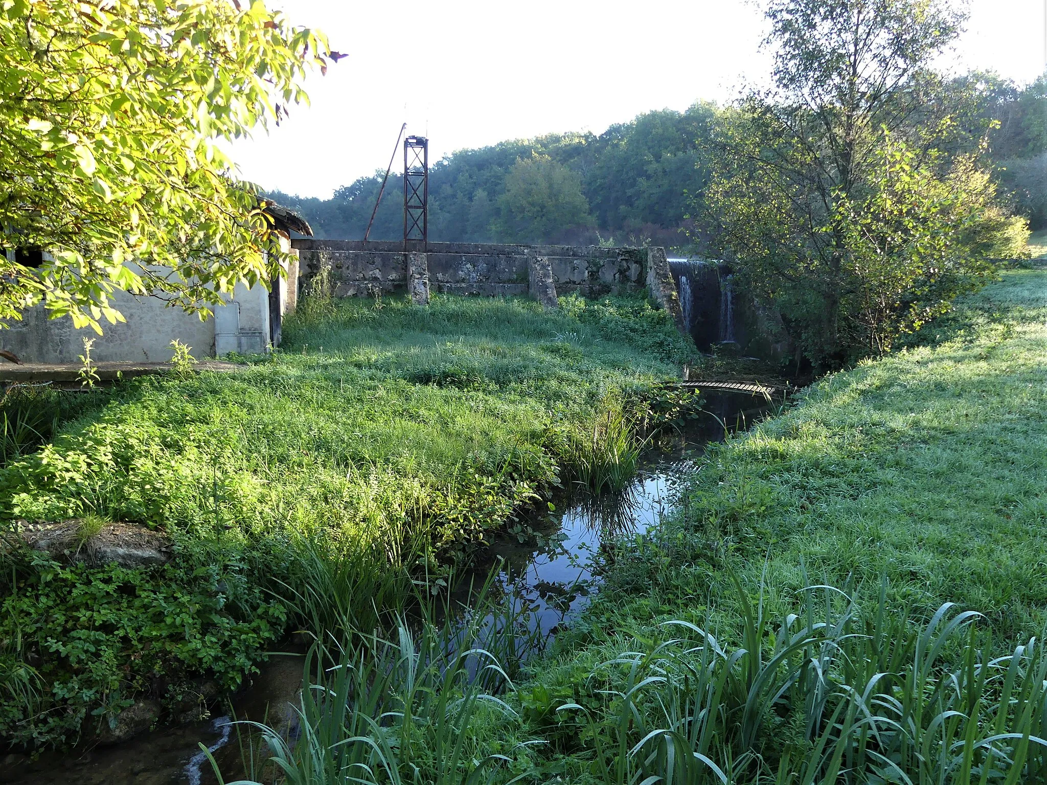 Photo showing: L'Eyraud à Caville, Saint-Jean-d'Eyraud, Dordogne, France. Vue prise en direction de l'amont.