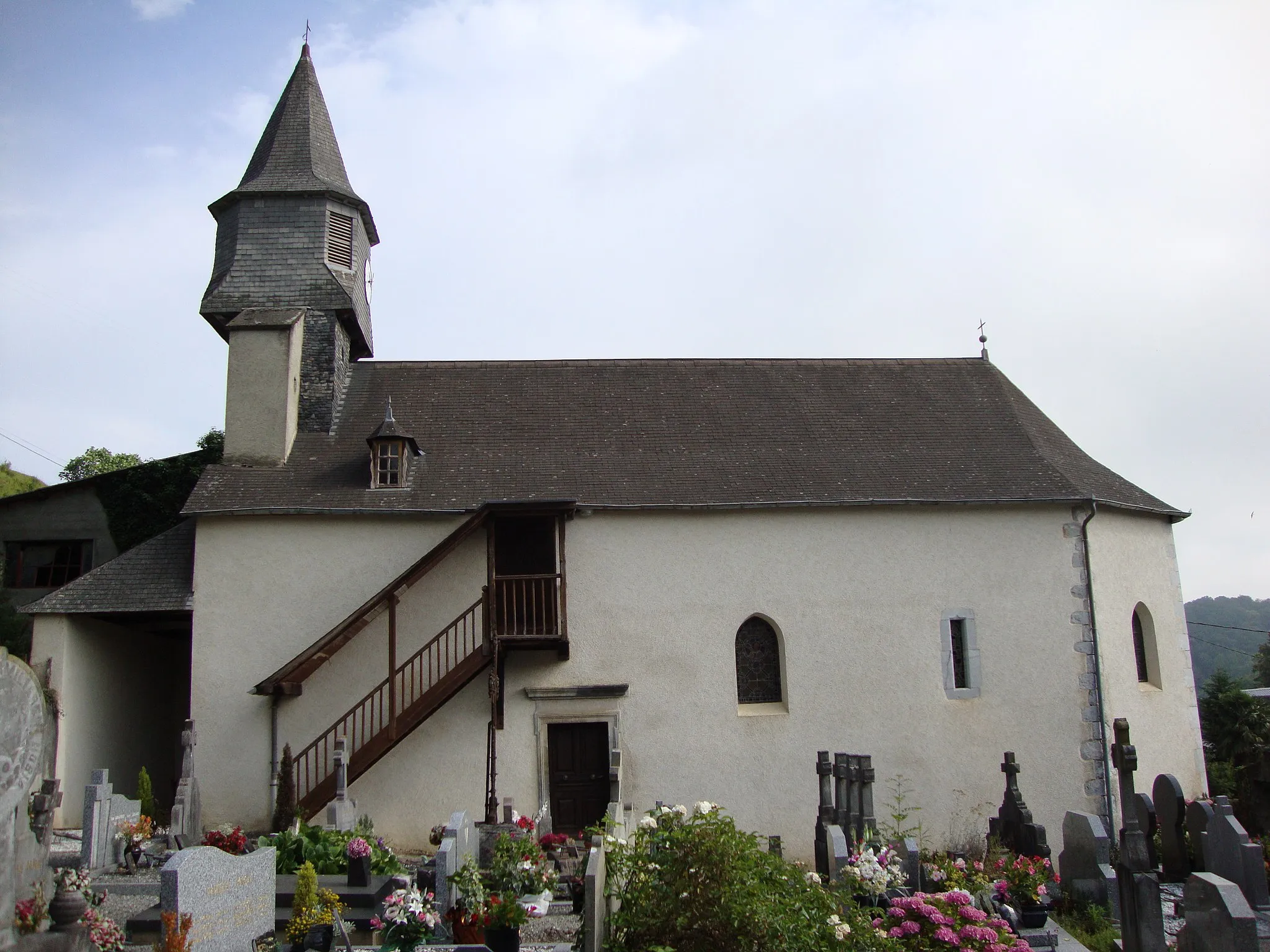 Photo showing: Ossas (Ossas-Suhare, Pyr-Atl,_Fr)'church with outside staircase