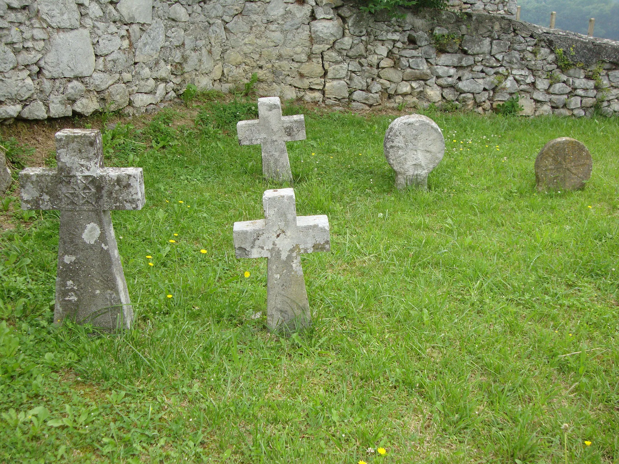 Photo showing: Suhare (Ossas-Suhare, Pyr-Atl, Fr) old steles in the churchyard.