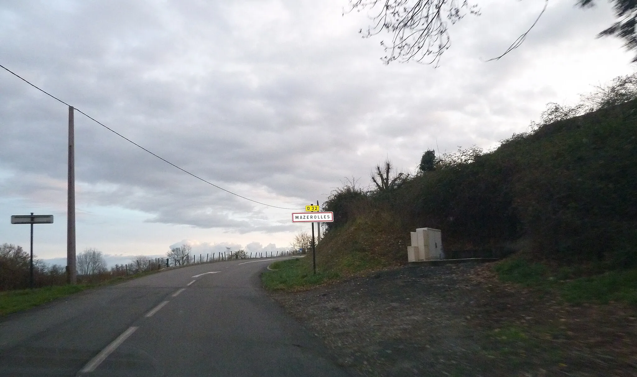 Photo showing: Entrée dans Mazerolles (Pyrénées-Atlantiques)