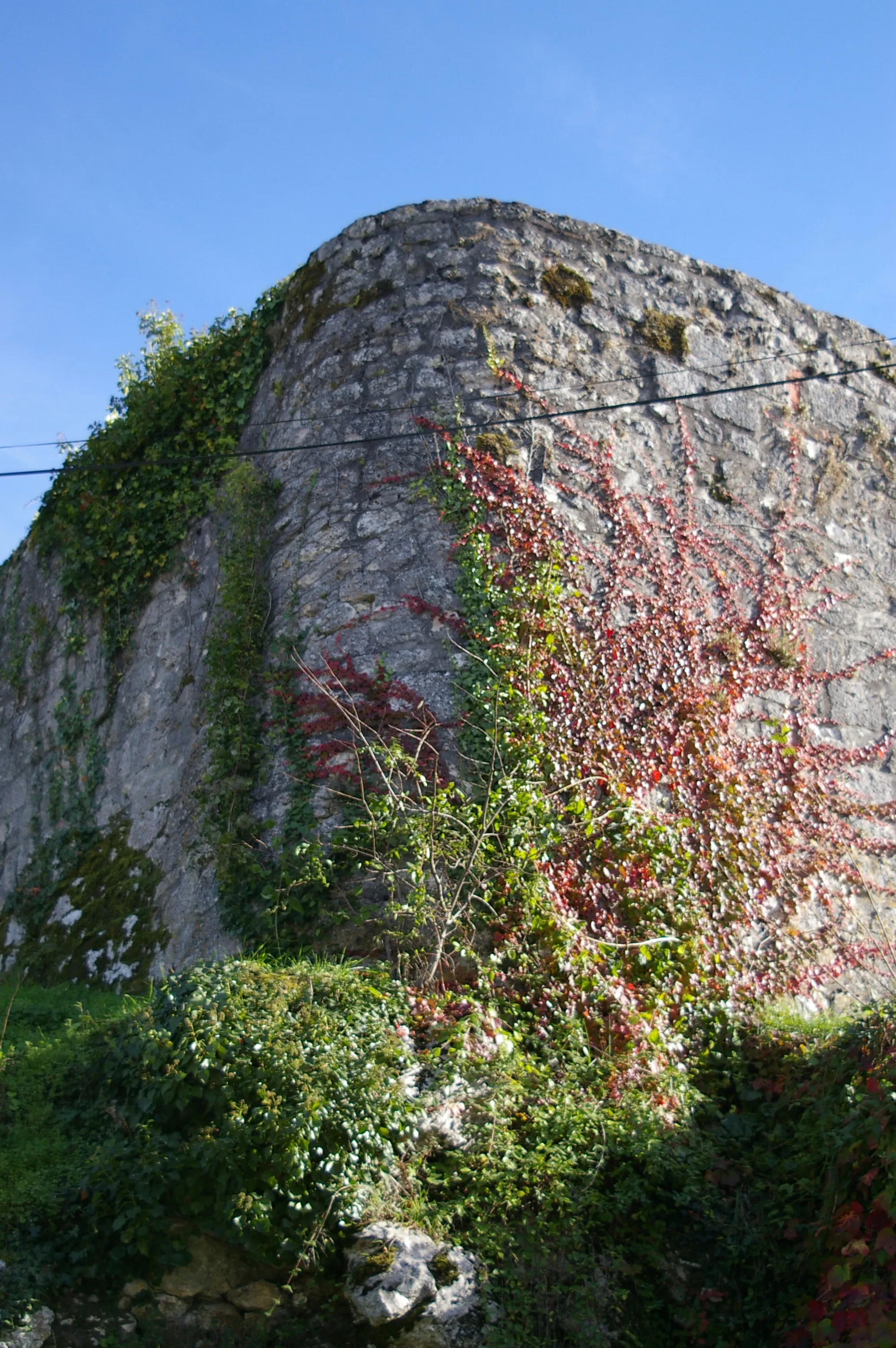 Photo showing: Remparts de Soumensac angle sud-ouest
Date de prise de vue novembre 2006

Auteur Annie Collin