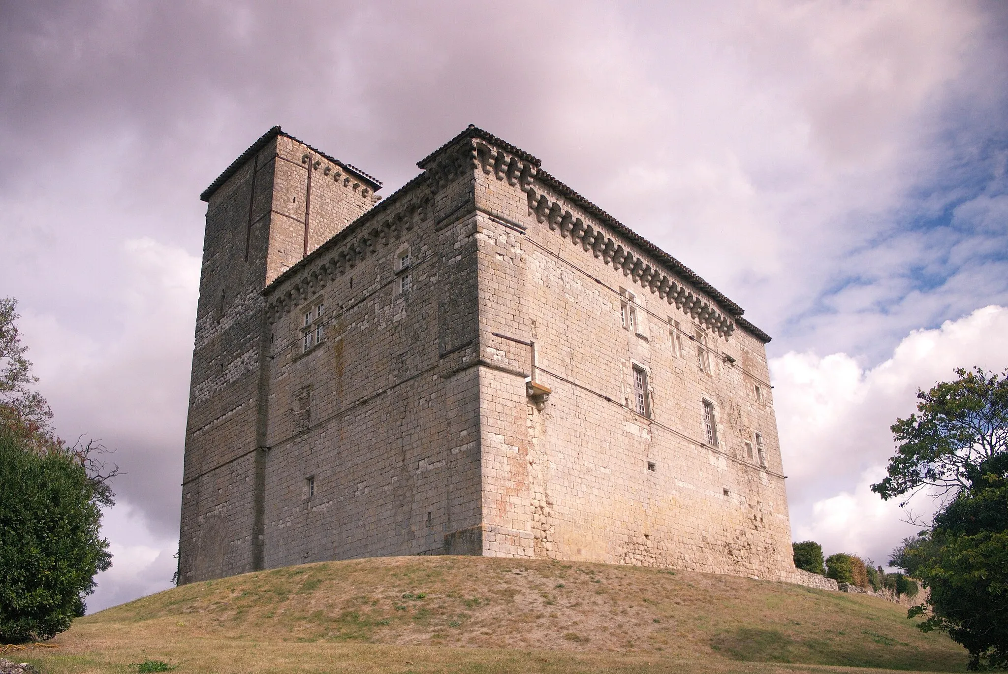 Photo showing: Castle of Plieux. I like the creative use of tie rods here.