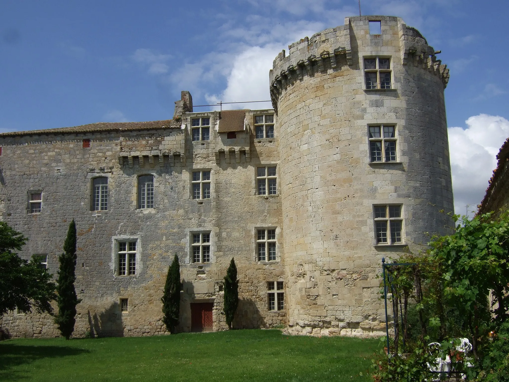 Photo showing: This building is indexed in the base Mérimée, a database of architectural heritage maintained by the French Ministry of Culture, under the reference PA00094798 .