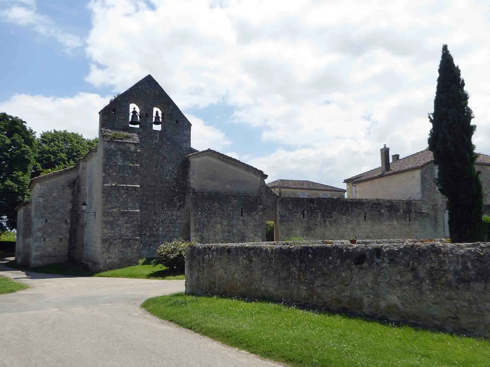 Photo showing: Le village est situé dans l'enceinte fortifiée de l'ancien château-fort. L'église Saint Pierre en pierres est surmontée d'un clocher mur triangulaire