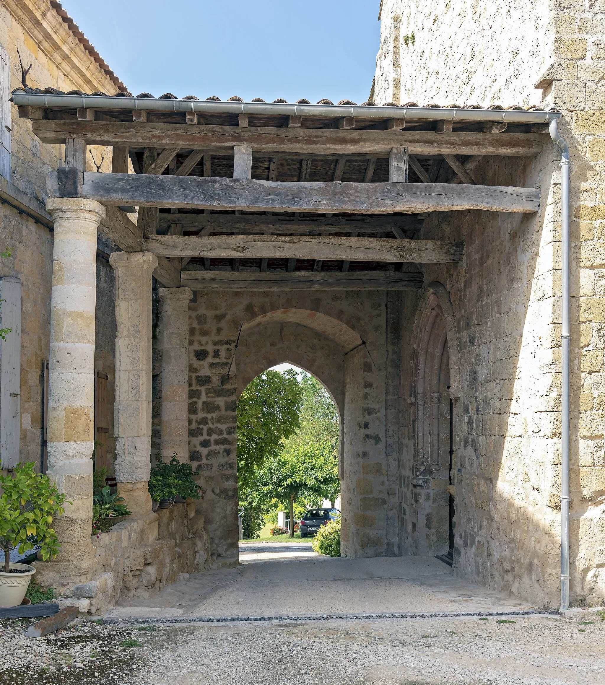 Photo showing: Ligardes - The fortified Gothic gate and the entrance to the church