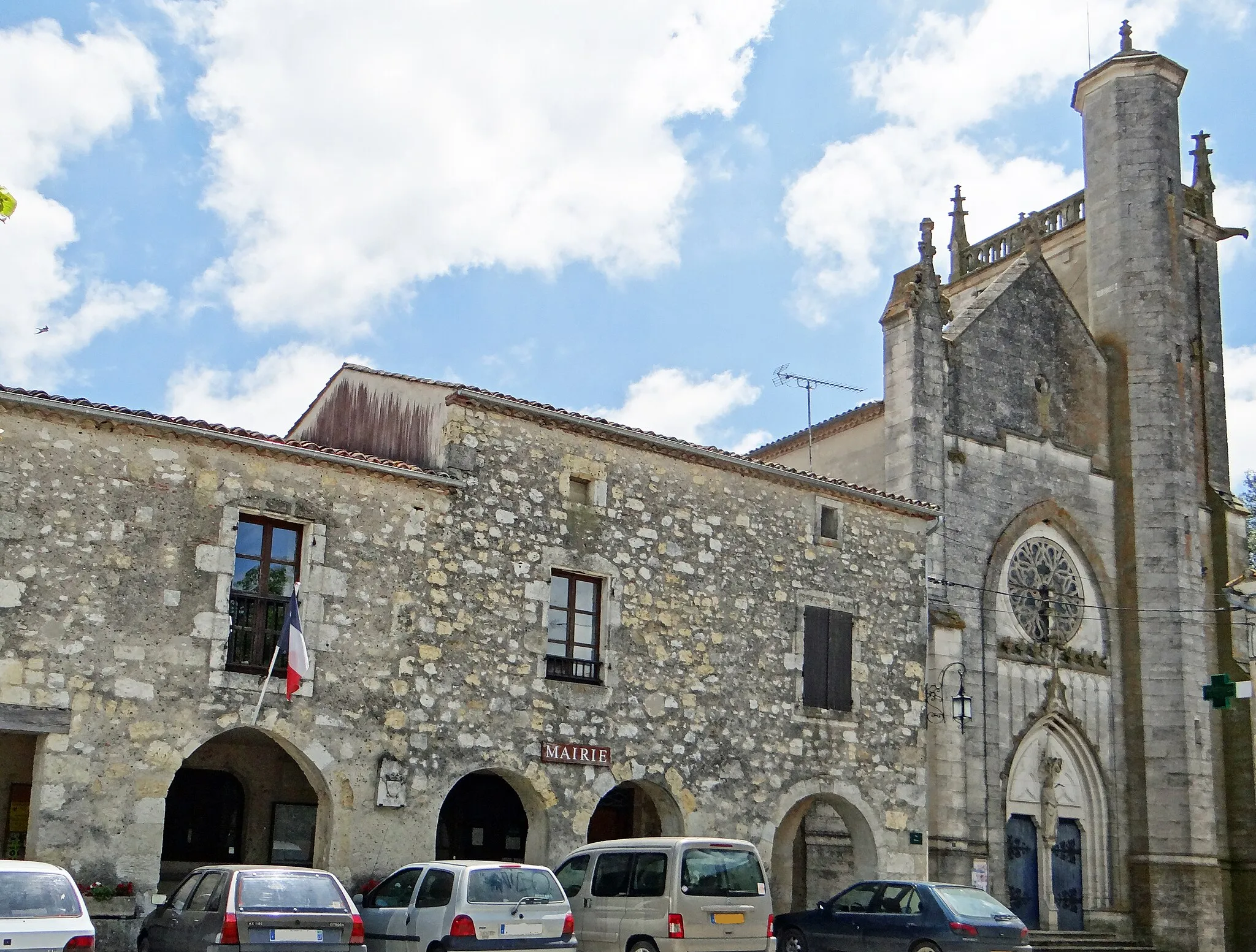 Photo showing: Lamontjoie - La mairie et l'église