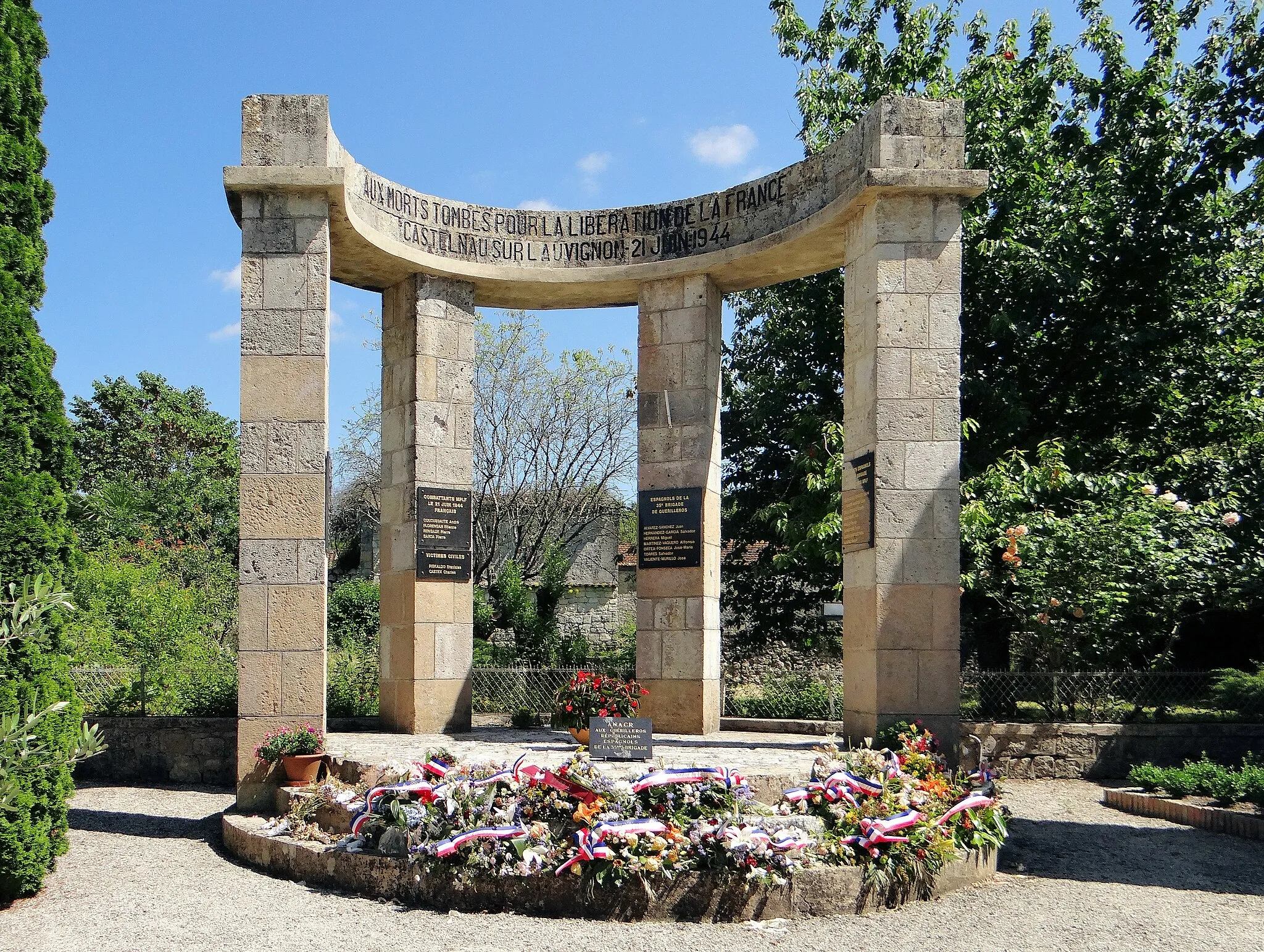 Photo showing: Castelnau-sur-l'Auvignon - Monument aux morts des combats du 21 juin 1944