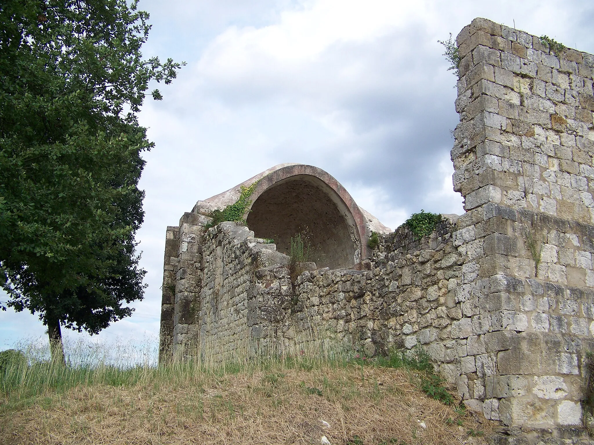 Photo showing: Ruins of the Saint-Lannes chapel in Lagraulet-du-Gers