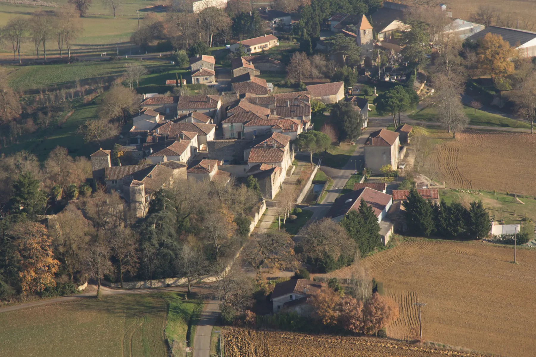 Photo showing: Vue aérienne du village du Mas d'Auvignon prise le 21/12/2016.