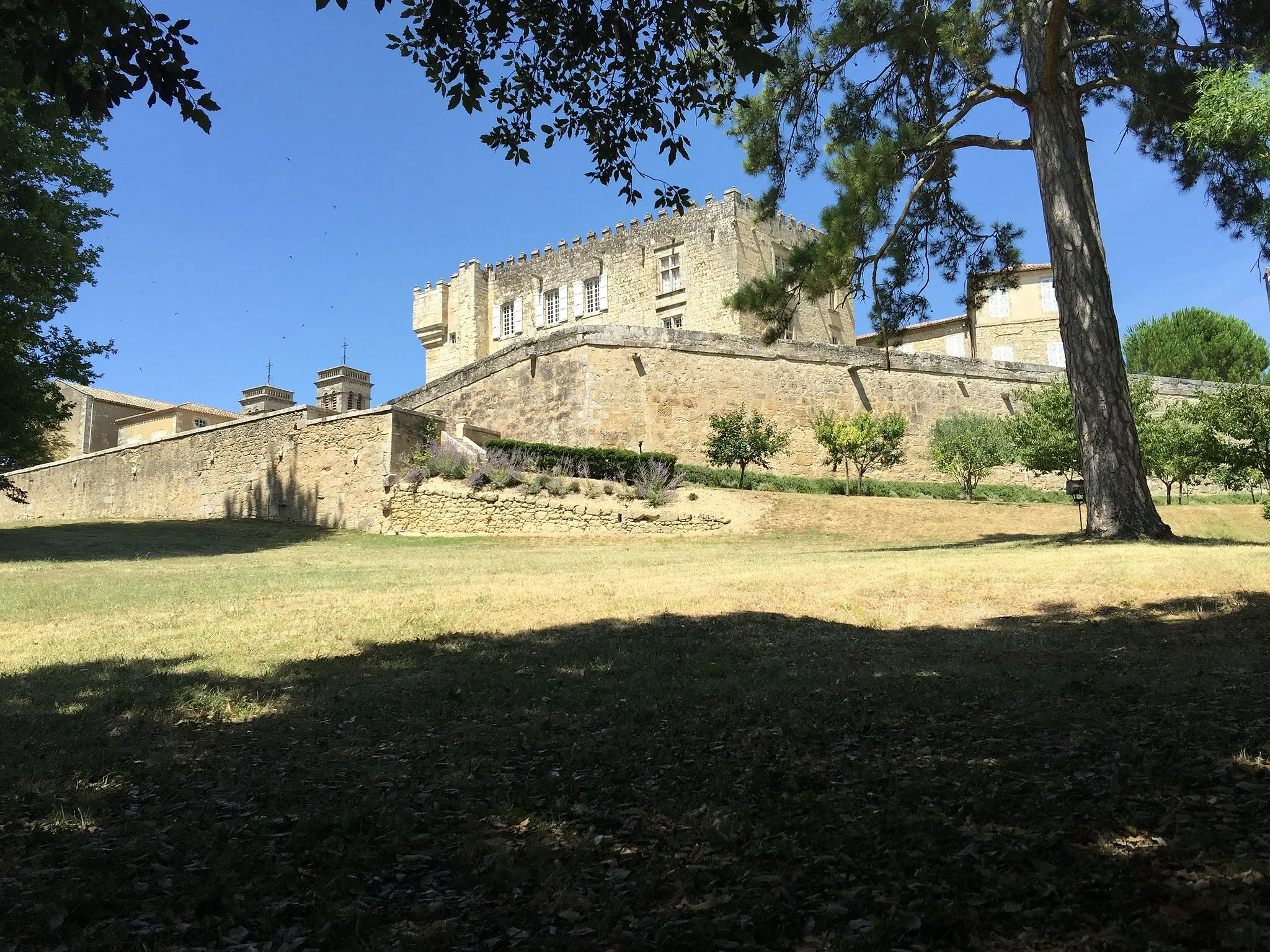 Photo showing: This building is indexed in the base Mérimée, a database of architectural heritage maintained by the French Ministry of Culture, under the reference PA00094939 .