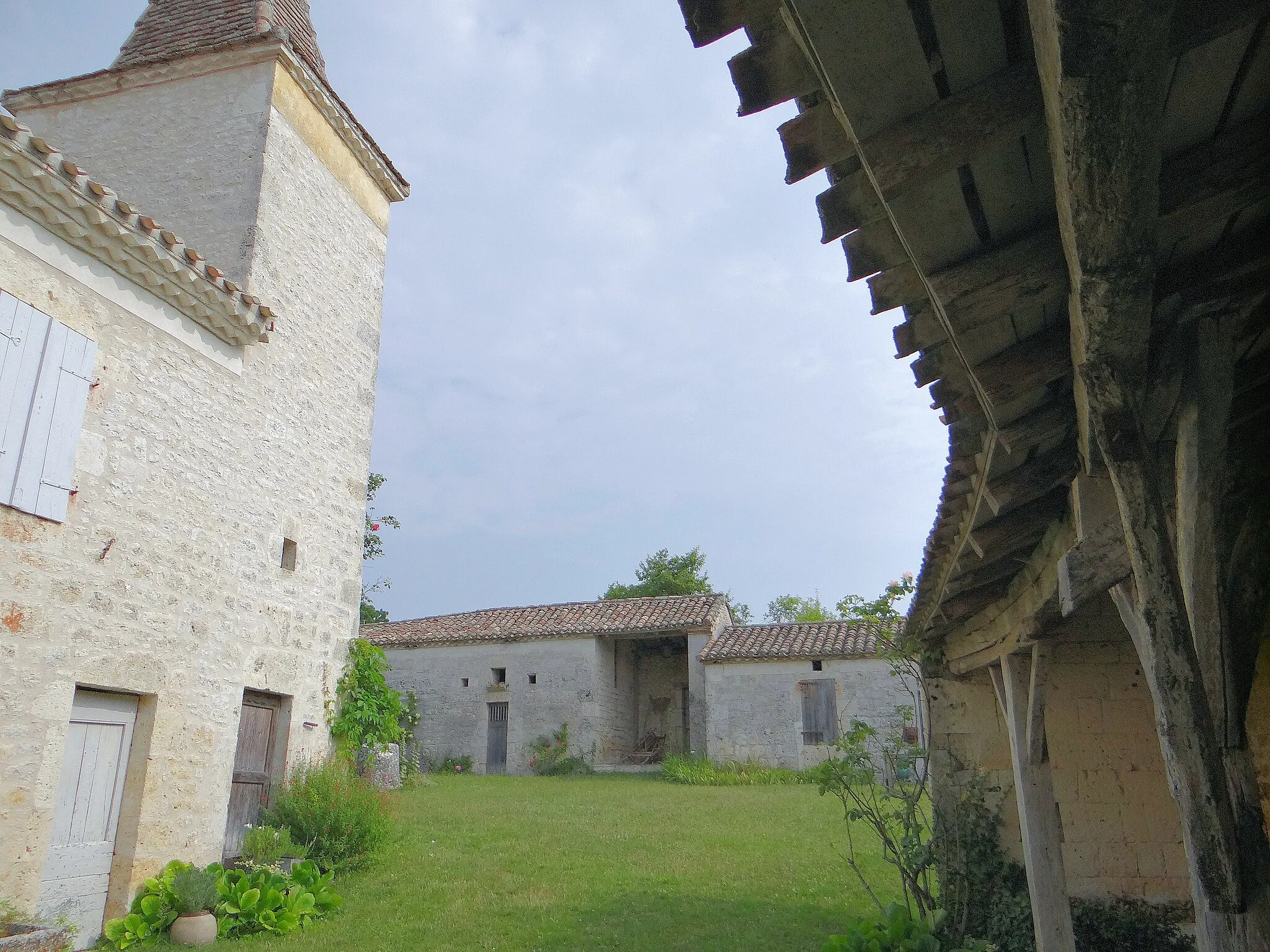 Photo showing: Belvèze - Ferme de Ratelle - Cour de la ferme