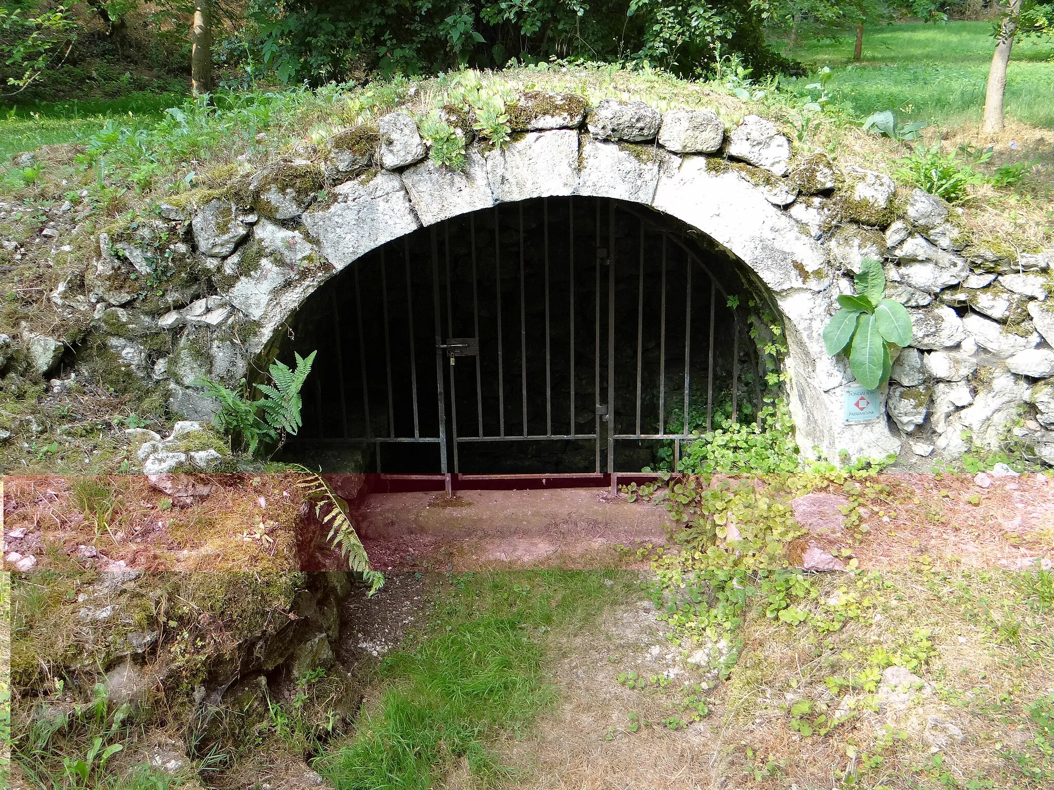 Photo showing: Belvèze - Ferme de Ratelle - Fontaine