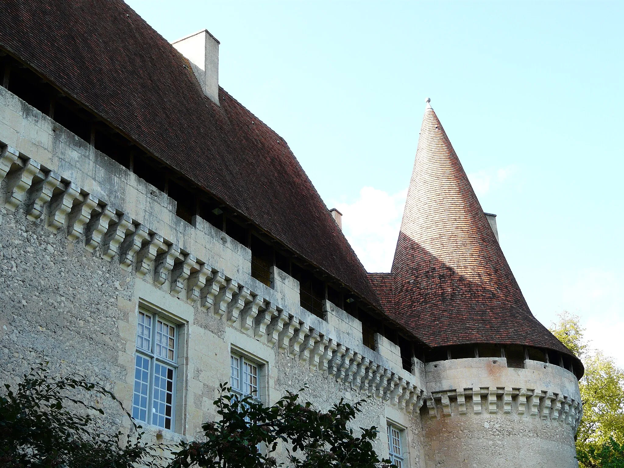 Photo showing: Vue extérieure du chemin de ronde, château de Puyferrat, Saint-Astier, Dordogne, France.