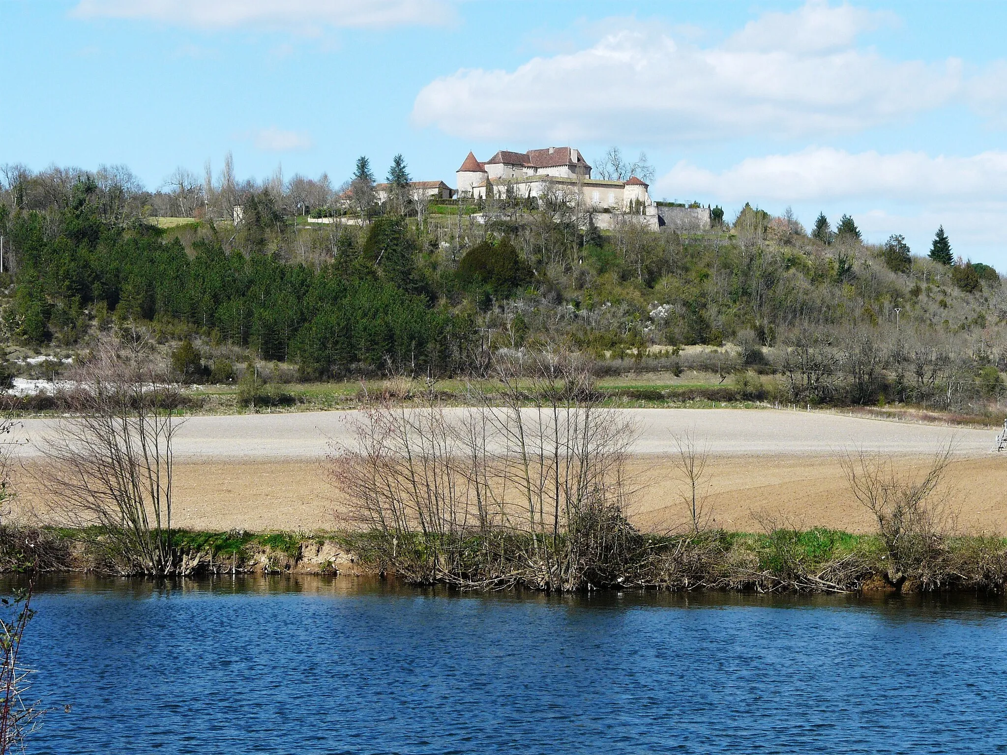 Photo showing: Surplombant la vallée de l'Isle, le château du Puy-Saint-Astier, Saint-Astier, Dordogne, France