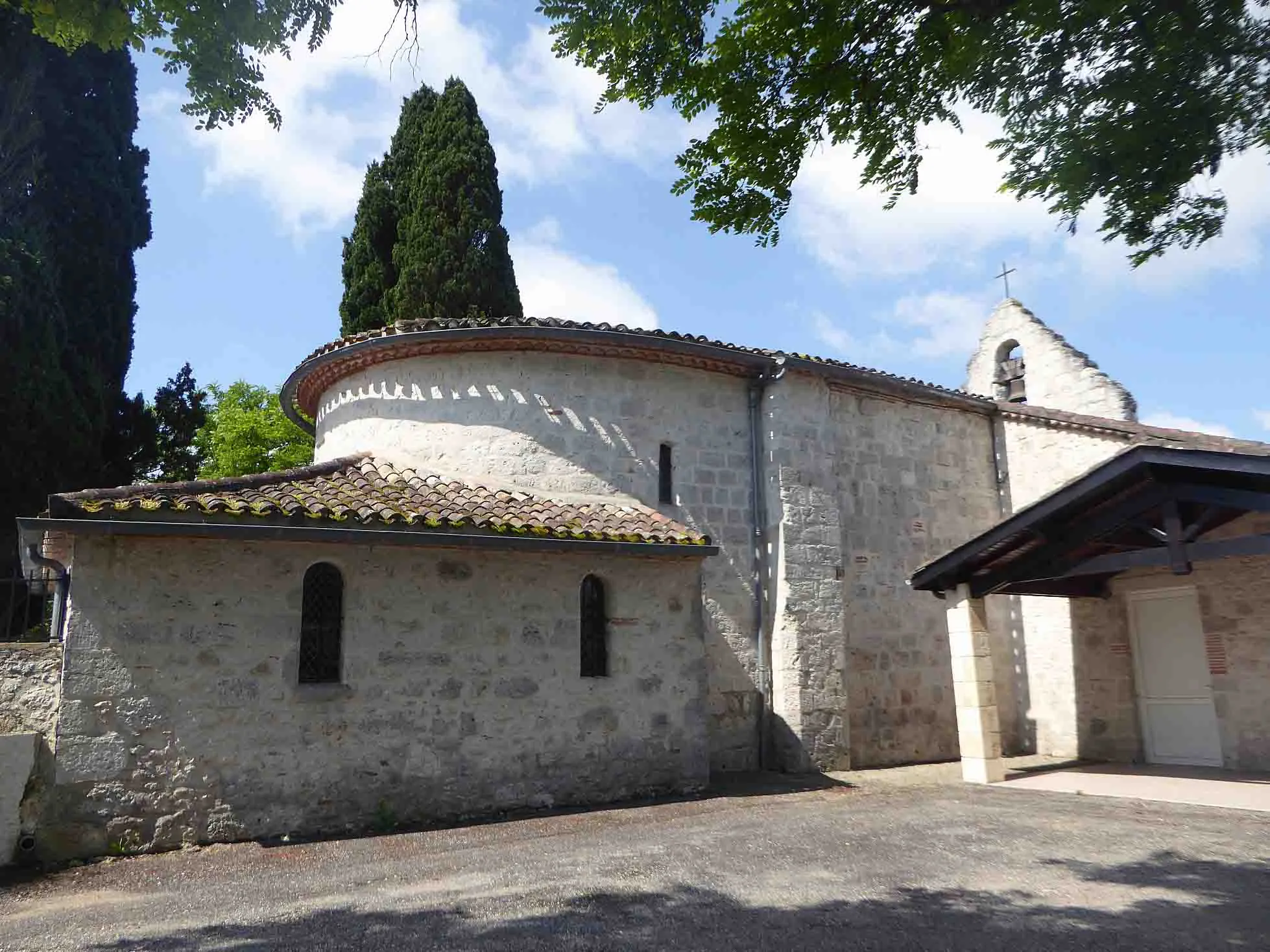 Photo showing: Eglise romane, abside semi circulaire, clocher mur