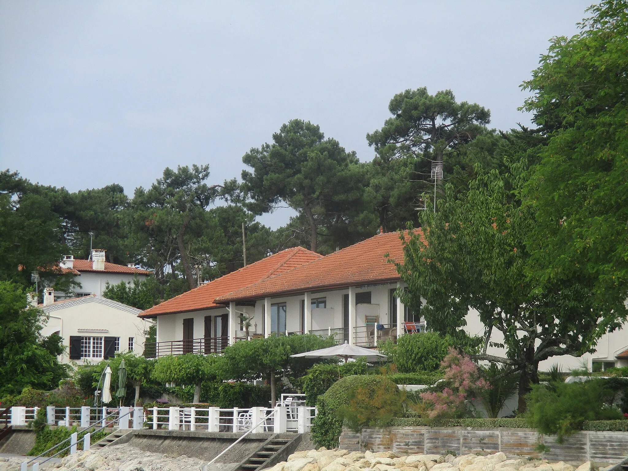 Photo showing: Ancien hôtel Chantecler au Grand Piquey (aujourd'hui appartements privés), où Cocteau et Radiguet passaient leurs vacances.